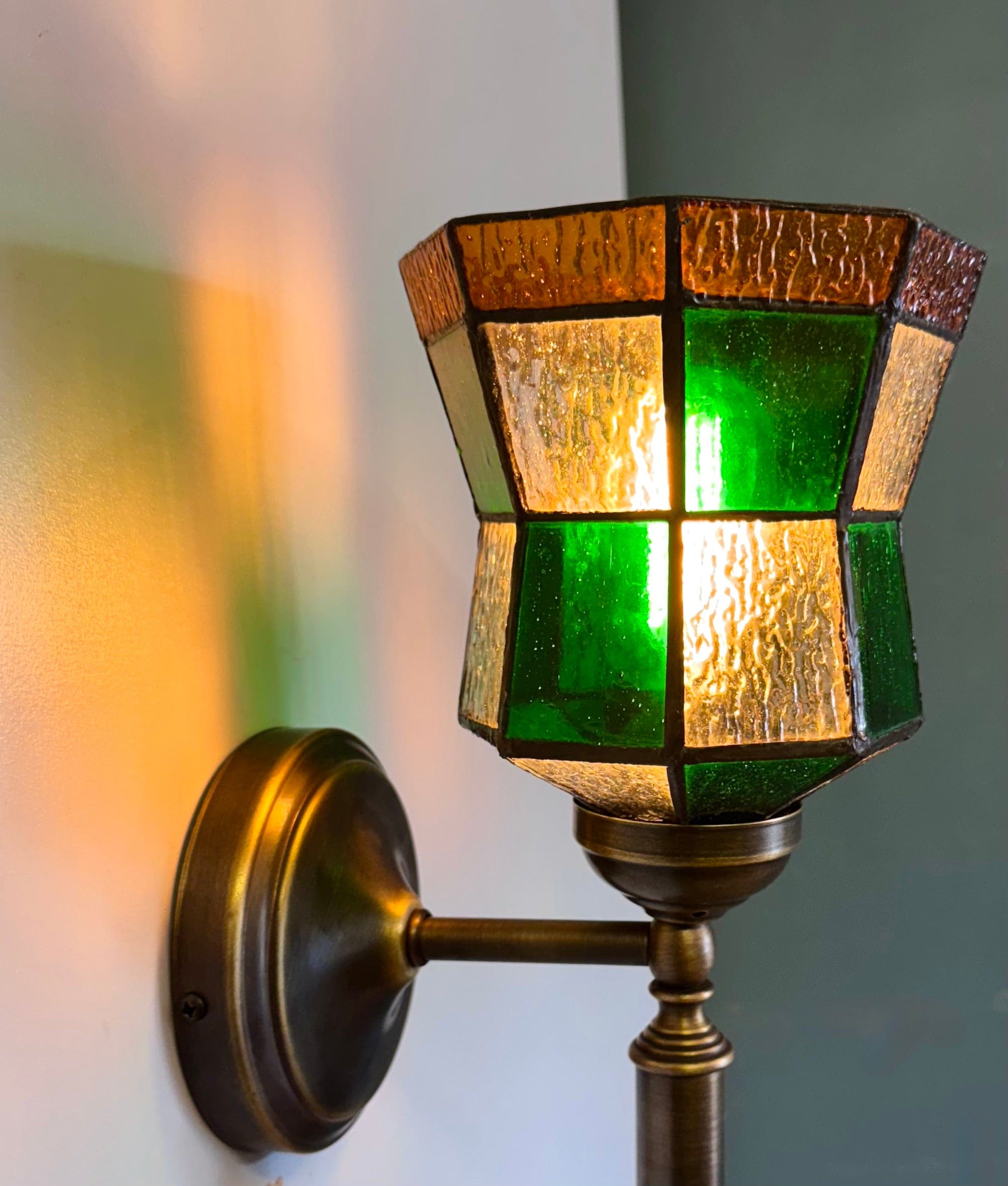 Arel Lighting CAPO III Traditional Stained Glass Wall Sconce