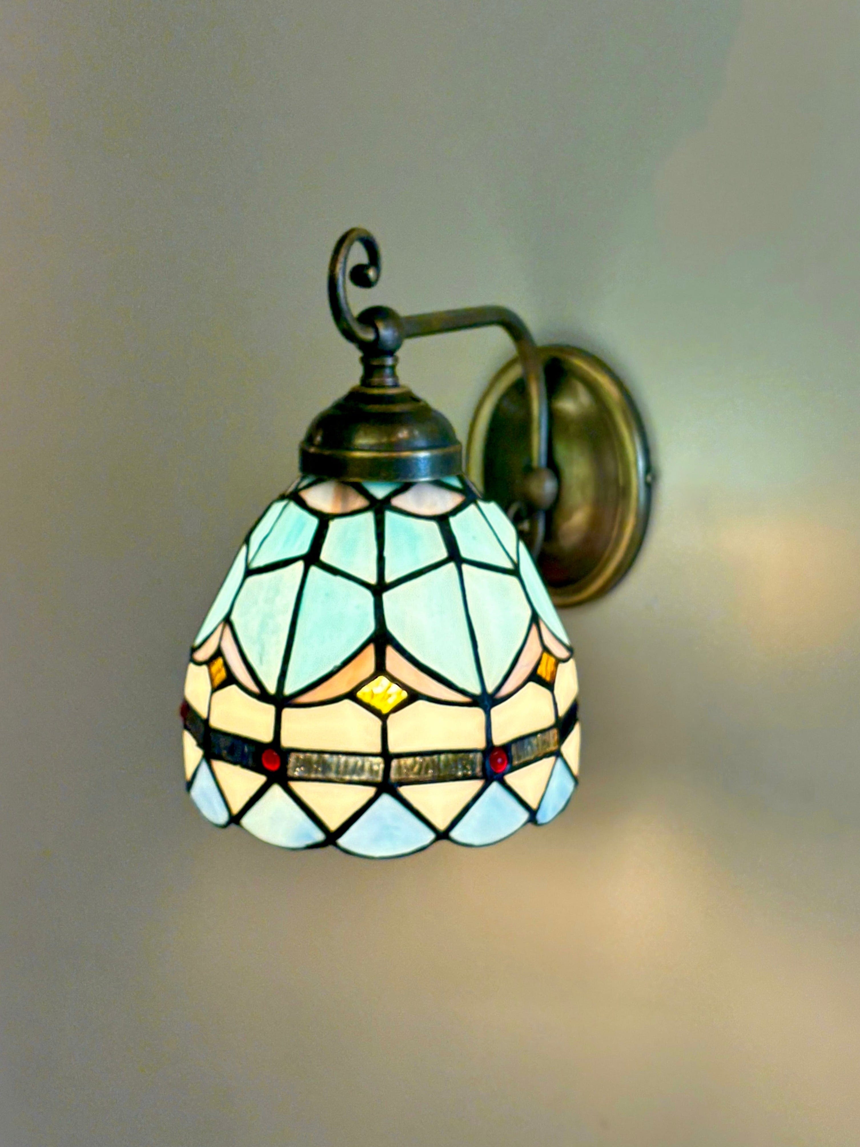 Arel Lighting CORUCHE TIFFANY III Traditional Brass Wall Sconce