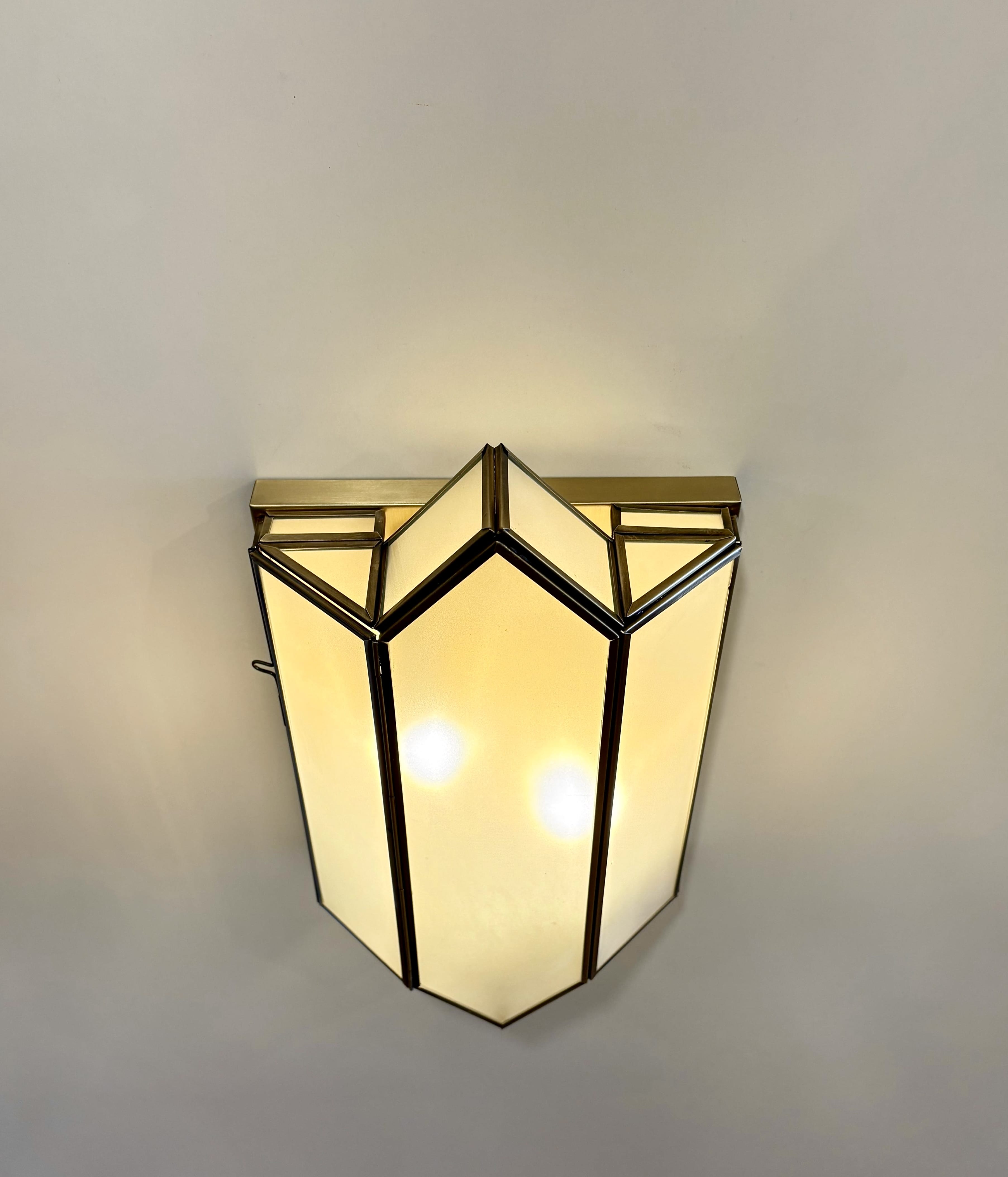 Arel Lighting TUMBA Traditional Brass Wall Sconce