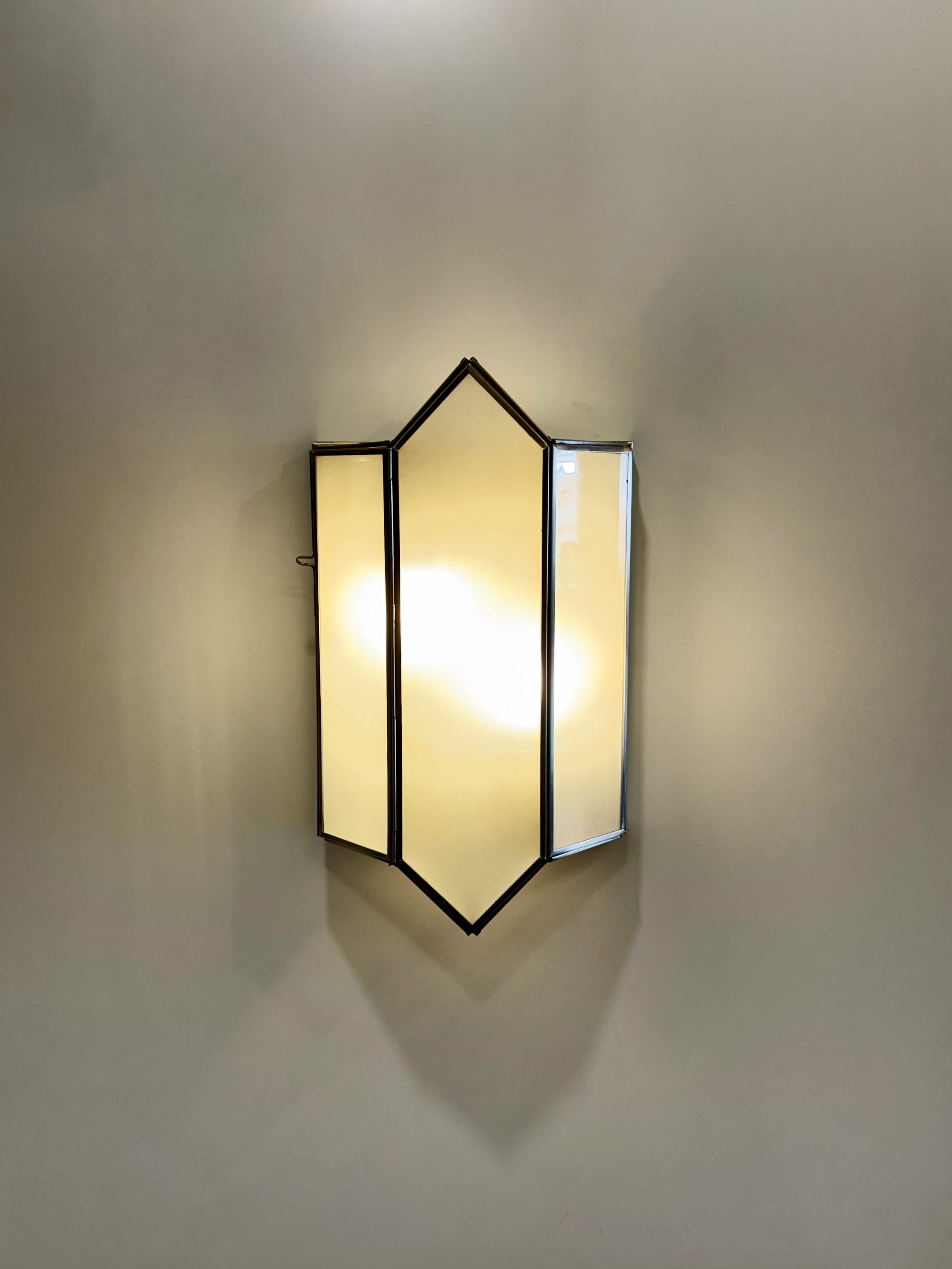 Arel Lighting TUMBA Traditional Brass Wall Sconce