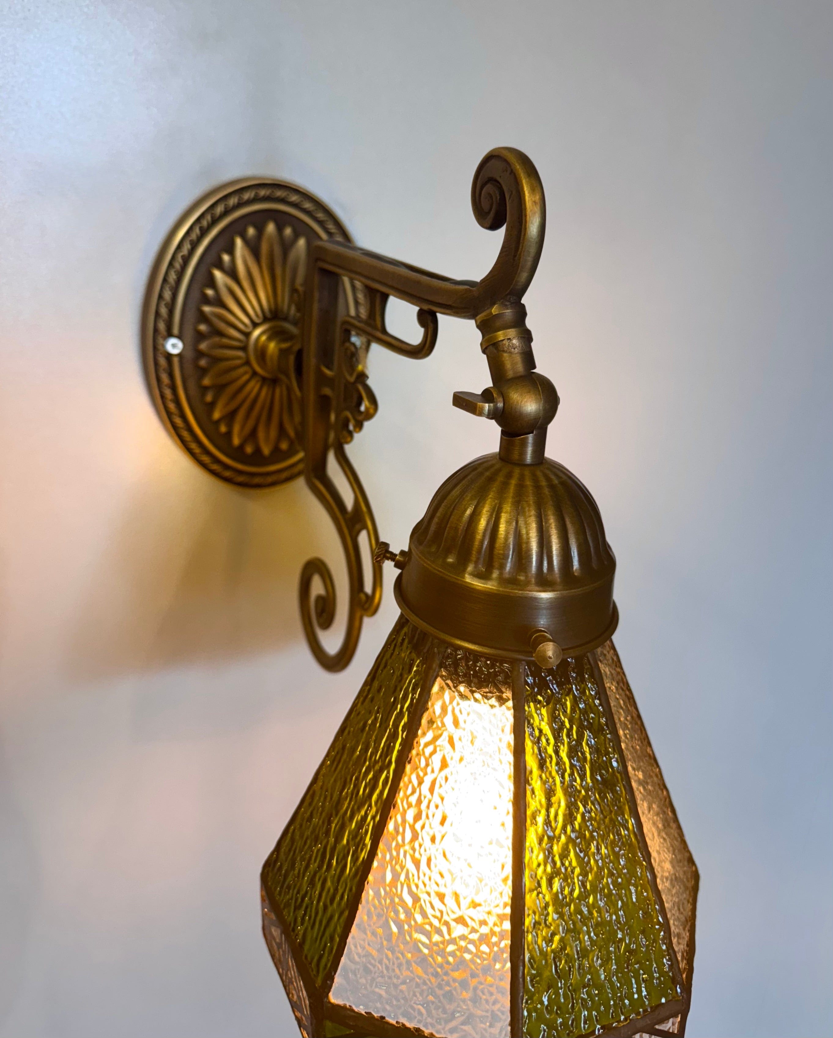 Arel Lighting WELZ I Traditional Stained Glass Wall Sconce