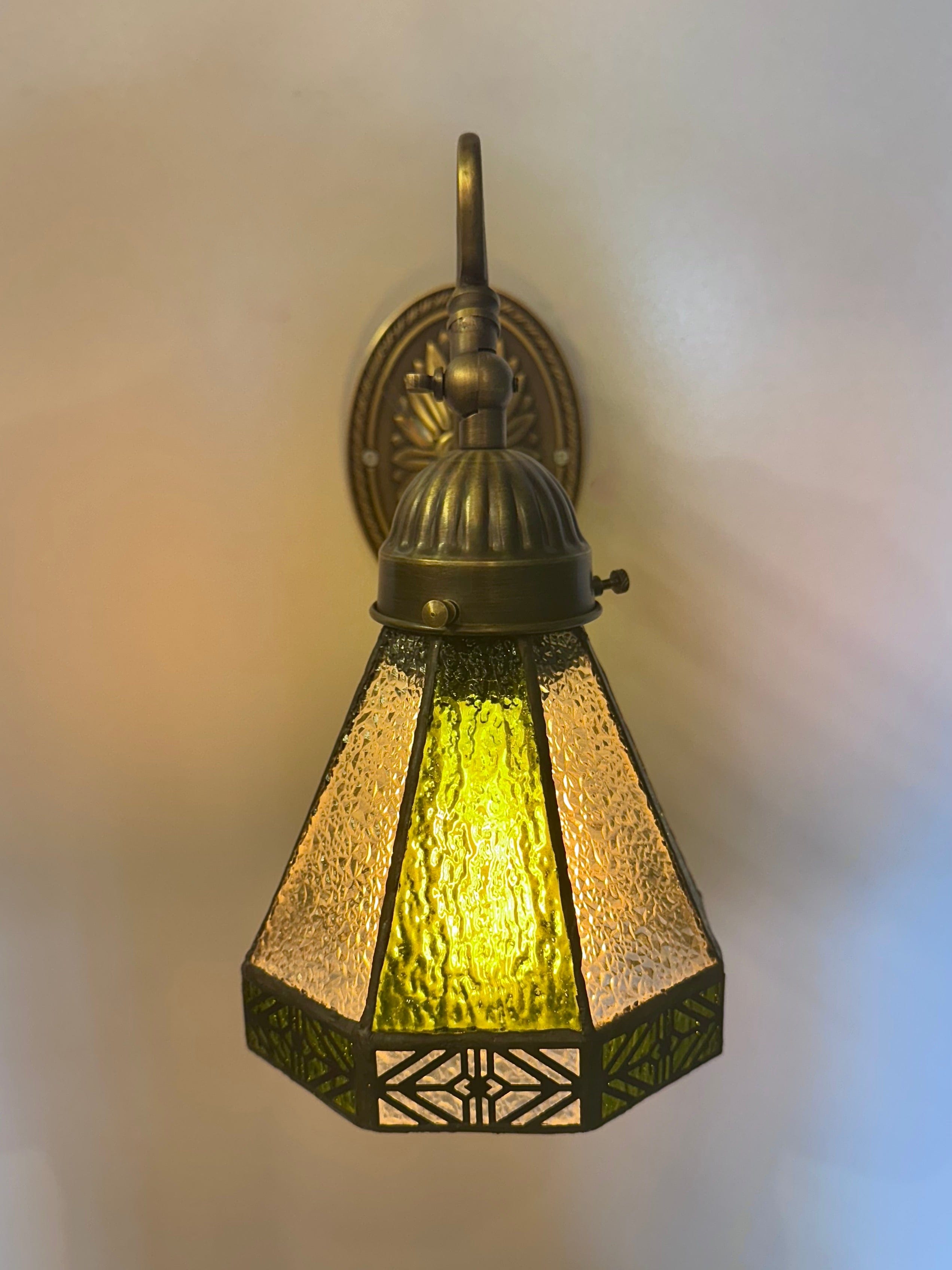 Arel Lighting WELZ I Traditional Stained Glass Wall Sconce