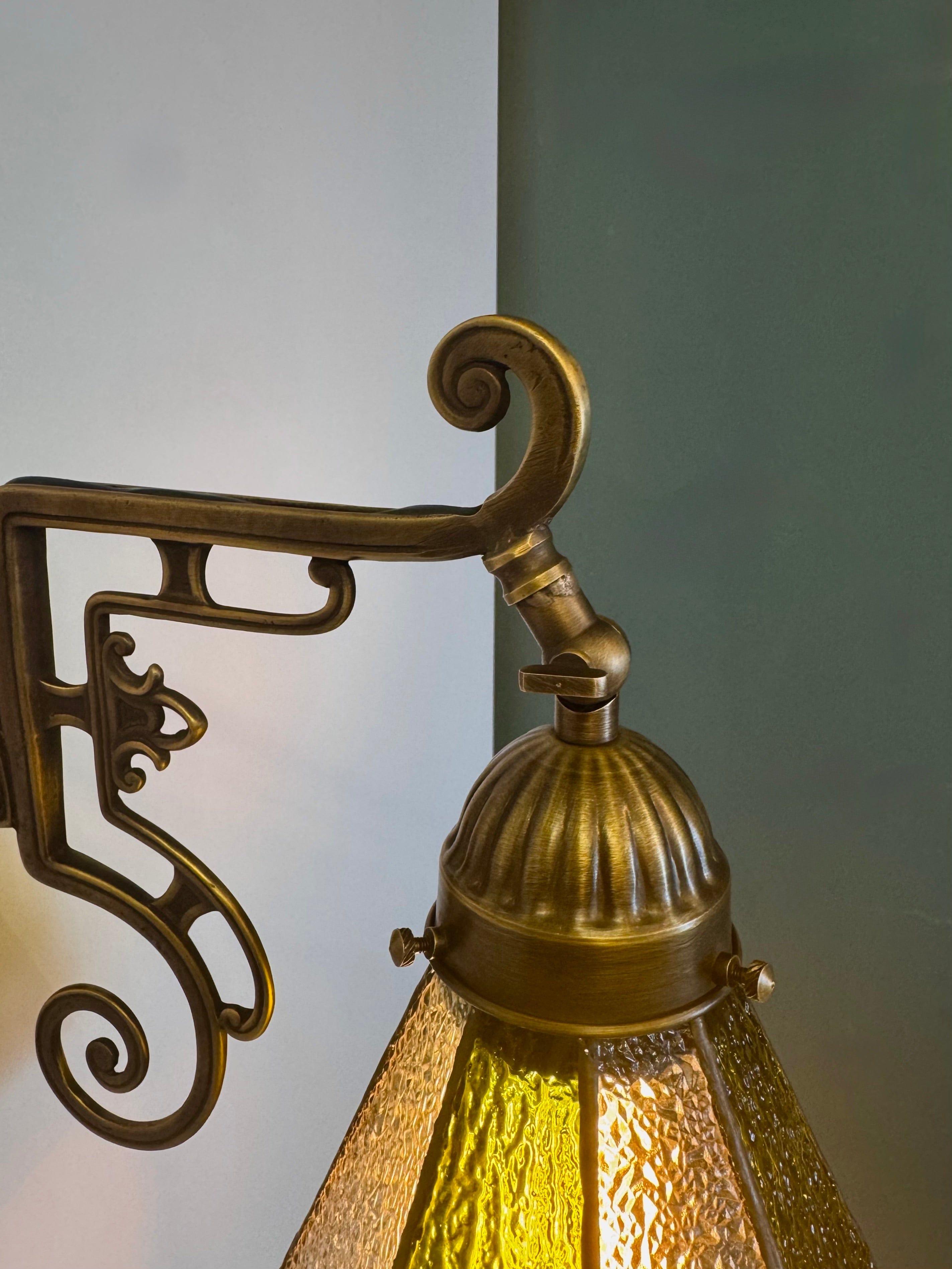 Arel Lighting WELZ I Traditional Stained Glass Wall Sconce