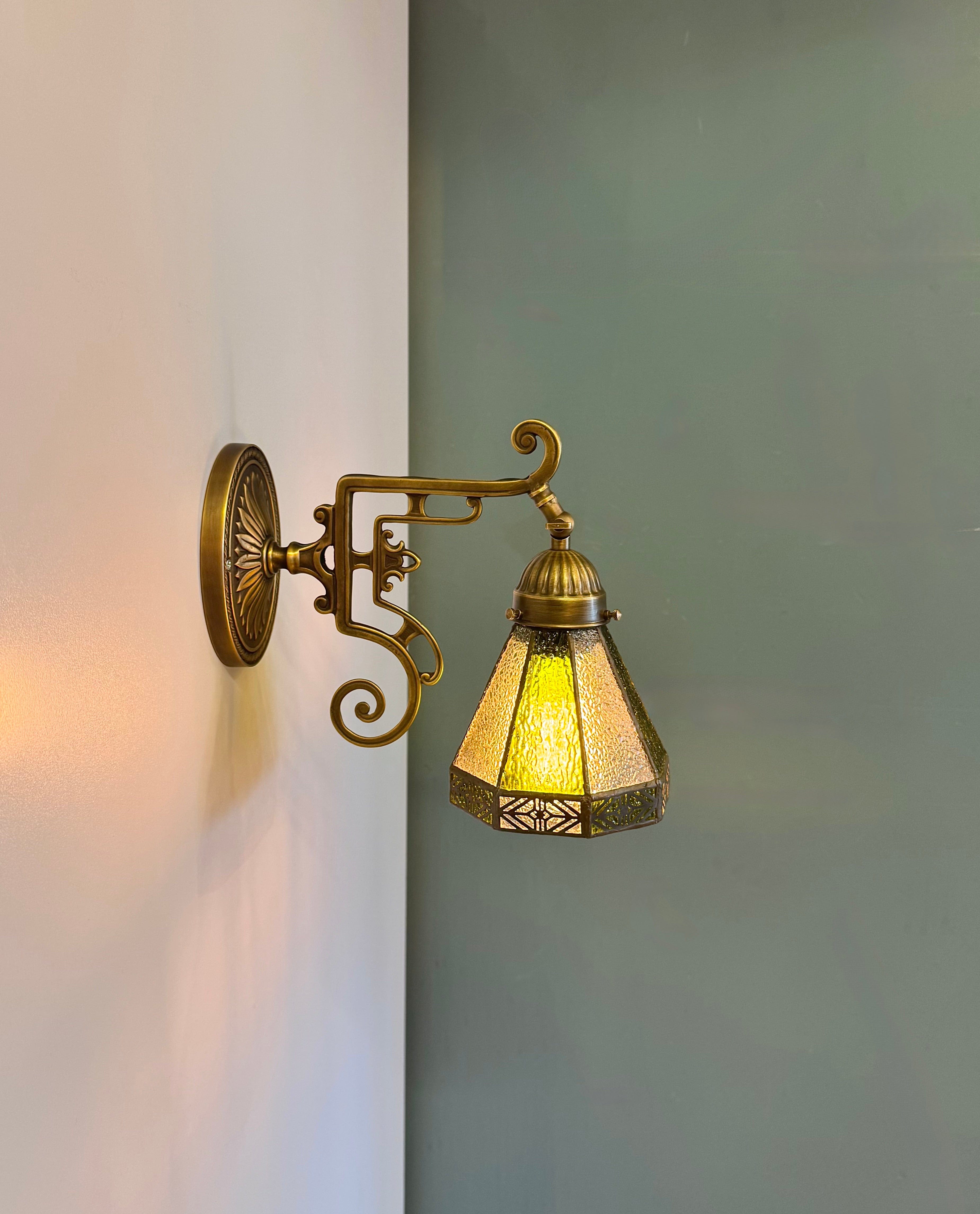 Arel Lighting WELZ I Traditional Stained Glass Wall Sconce