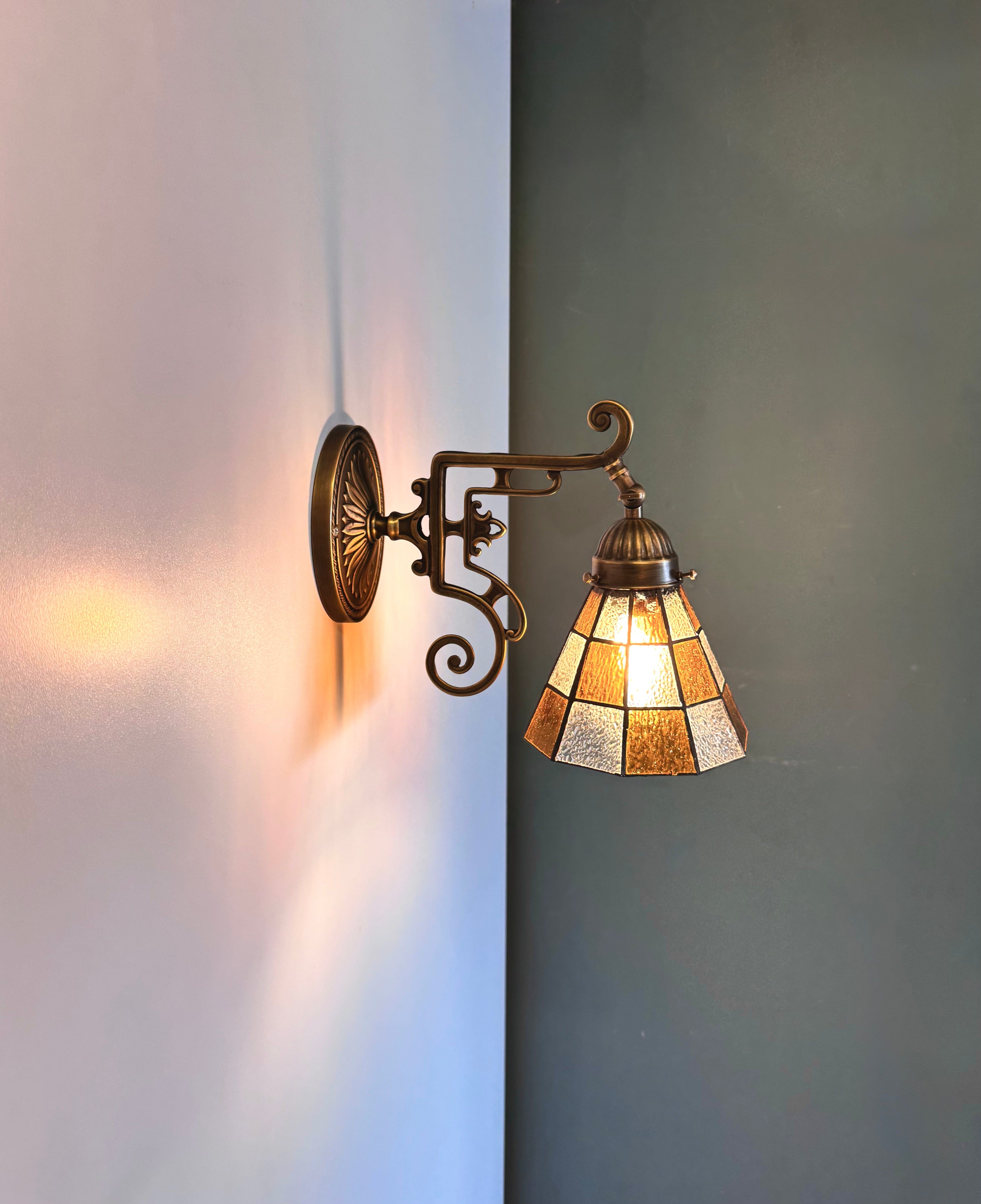 Arel Lighting WELZ II Traditional Stained Glass Wall Sconce