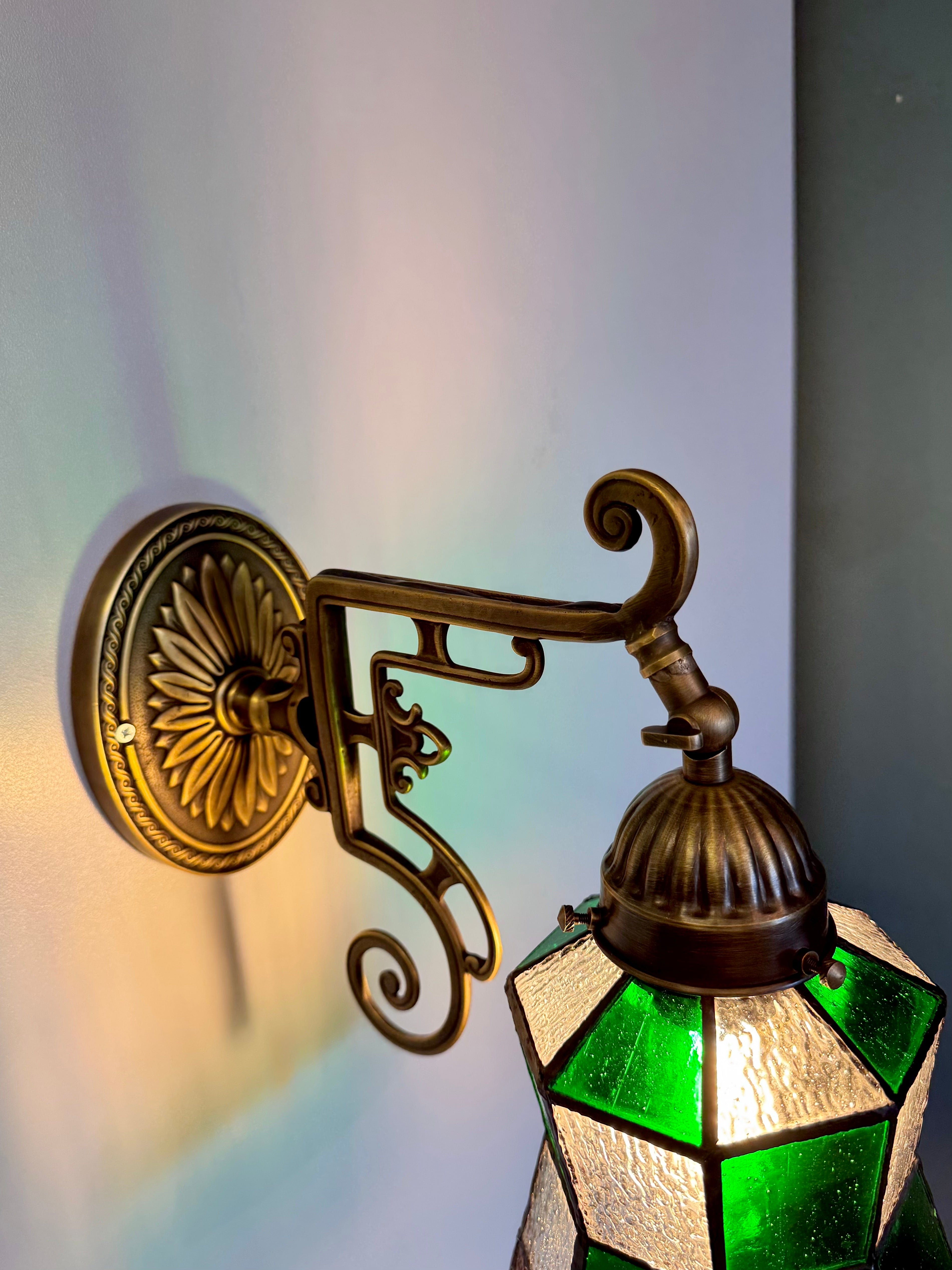 Arel Lighting WELZ III Traditional Stained Glass Wall Sconce