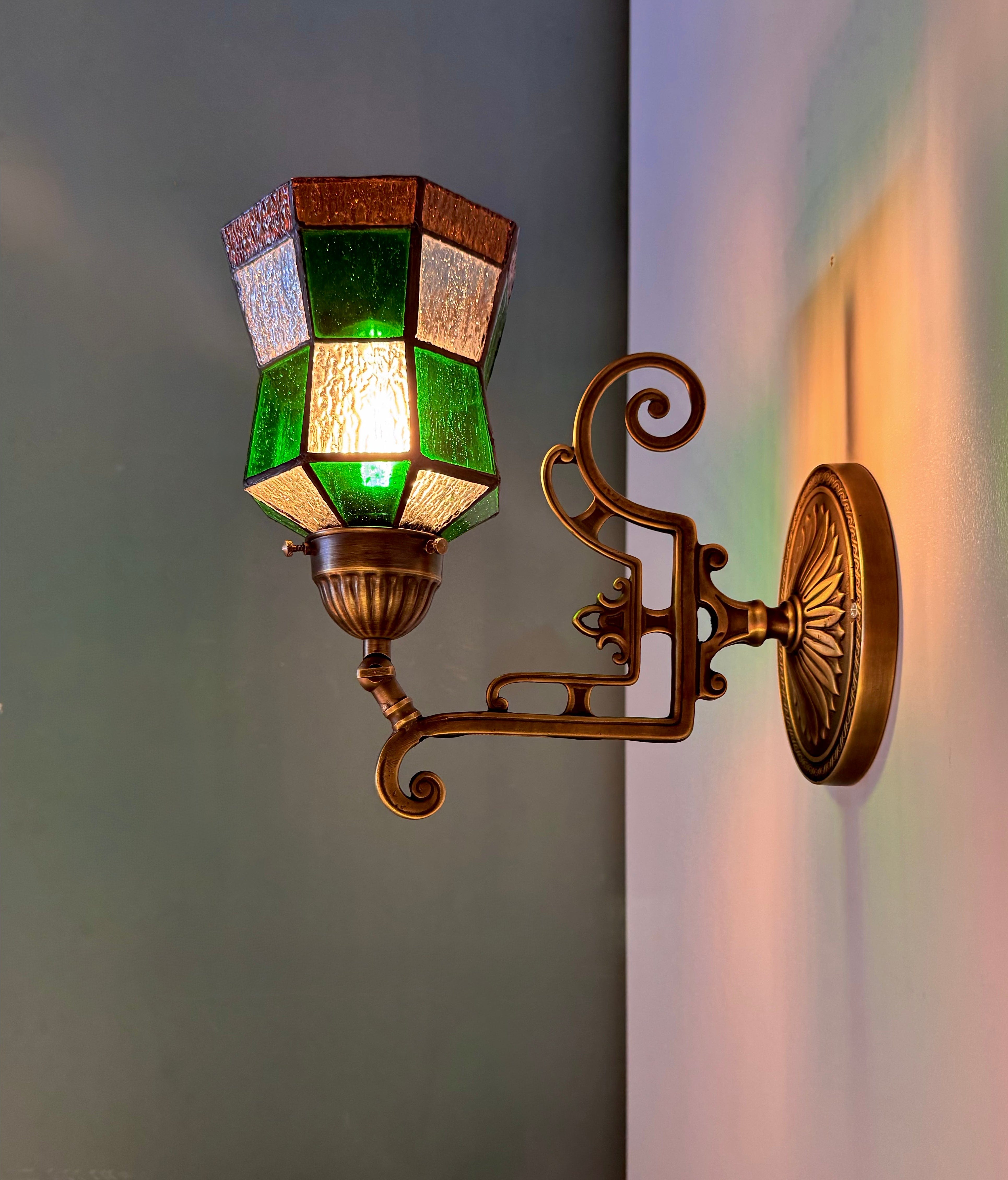Arel Lighting WELZ III Traditional Stained Glass Wall Sconce