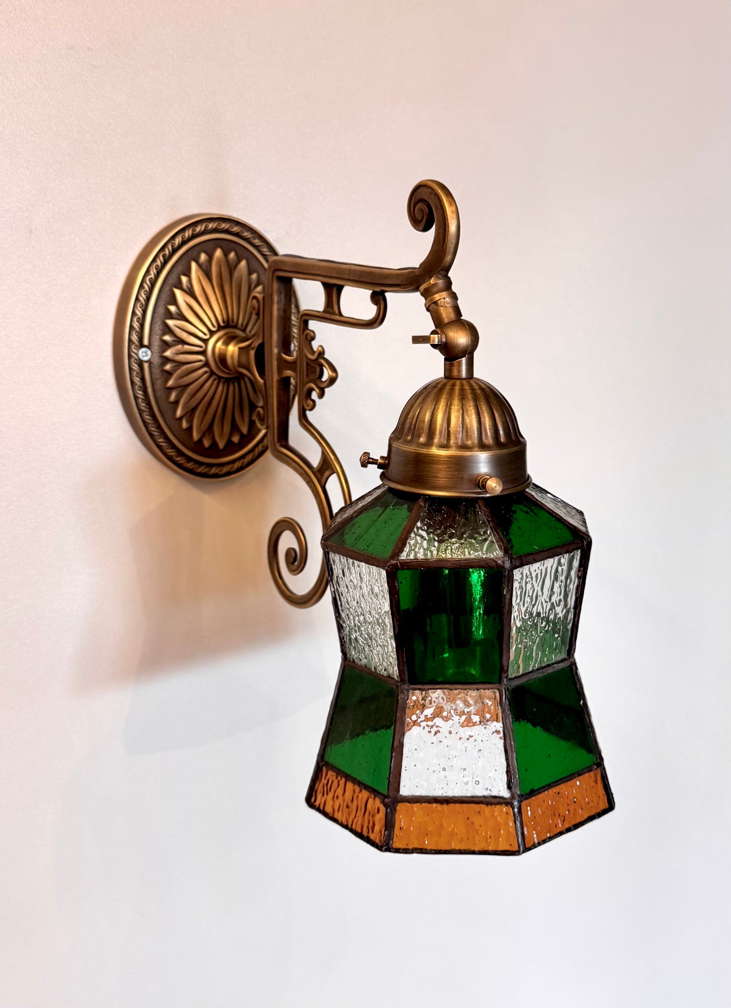 Arel Lighting WELZ III Traditional Stained Glass Wall Sconce