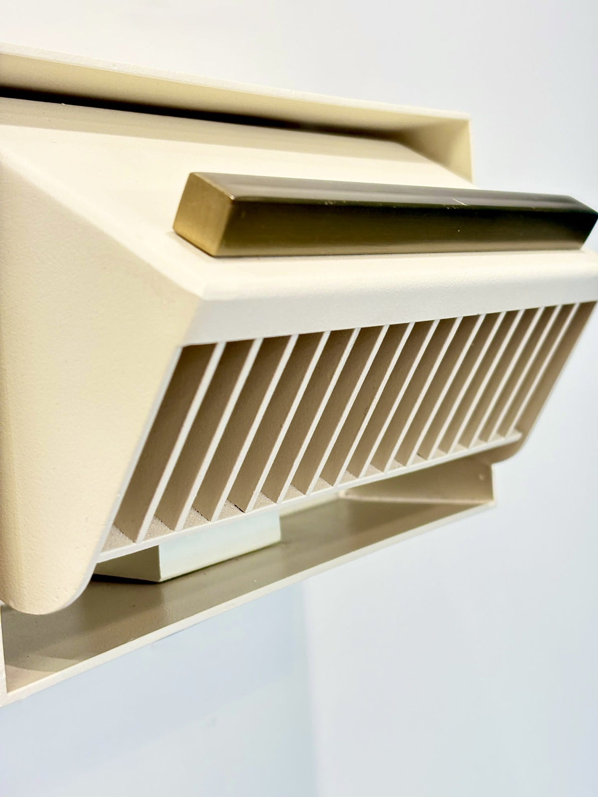MURAFA louvered head detail with matte brass bar