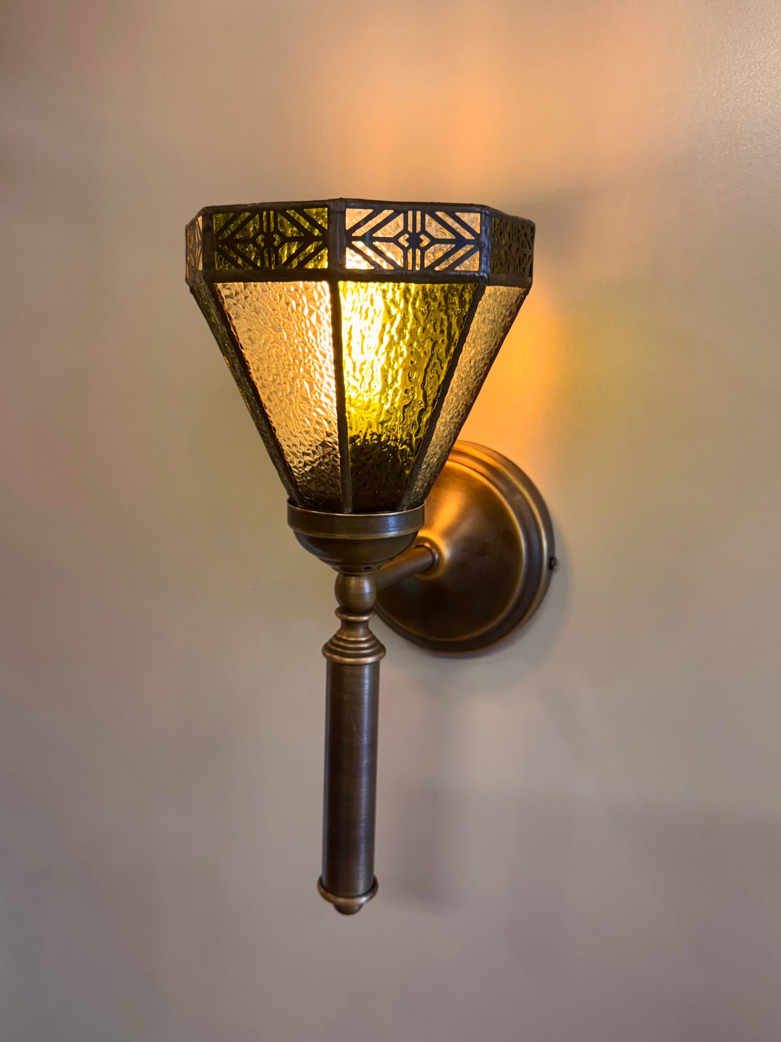 Arel Lighting CAPO I Traditional Stained Glass Wall Sconce