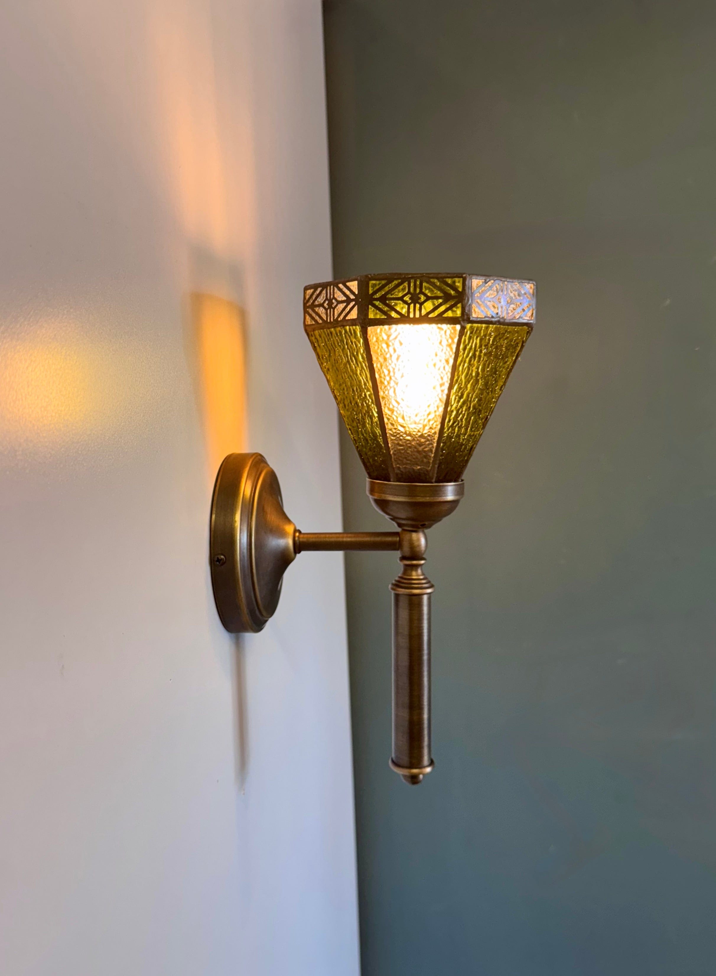 Arel Lighting CAPO I Traditional Stained Glass Wall Sconce