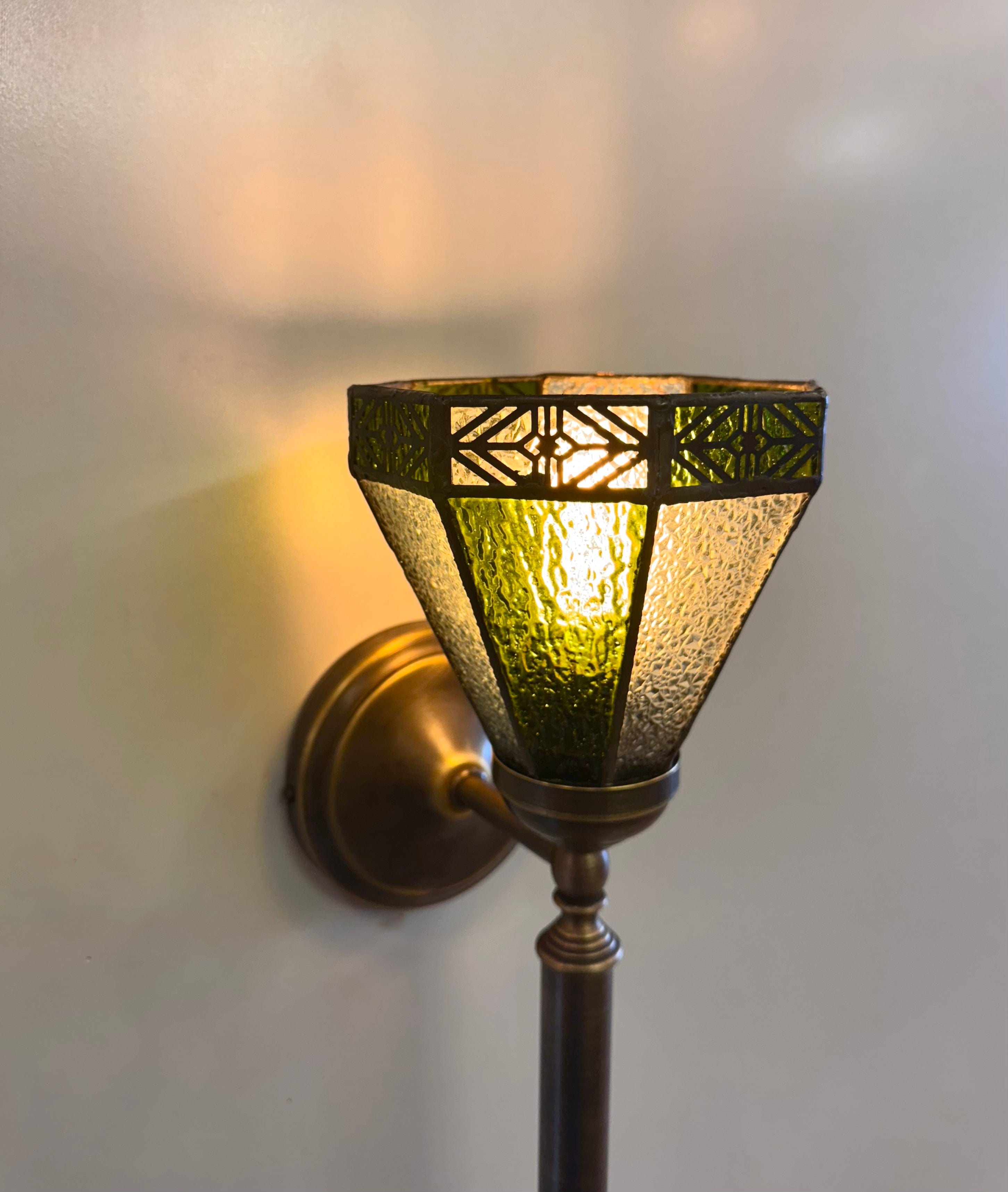 Arel Lighting CAPO I Traditional Stained Glass Wall Sconce