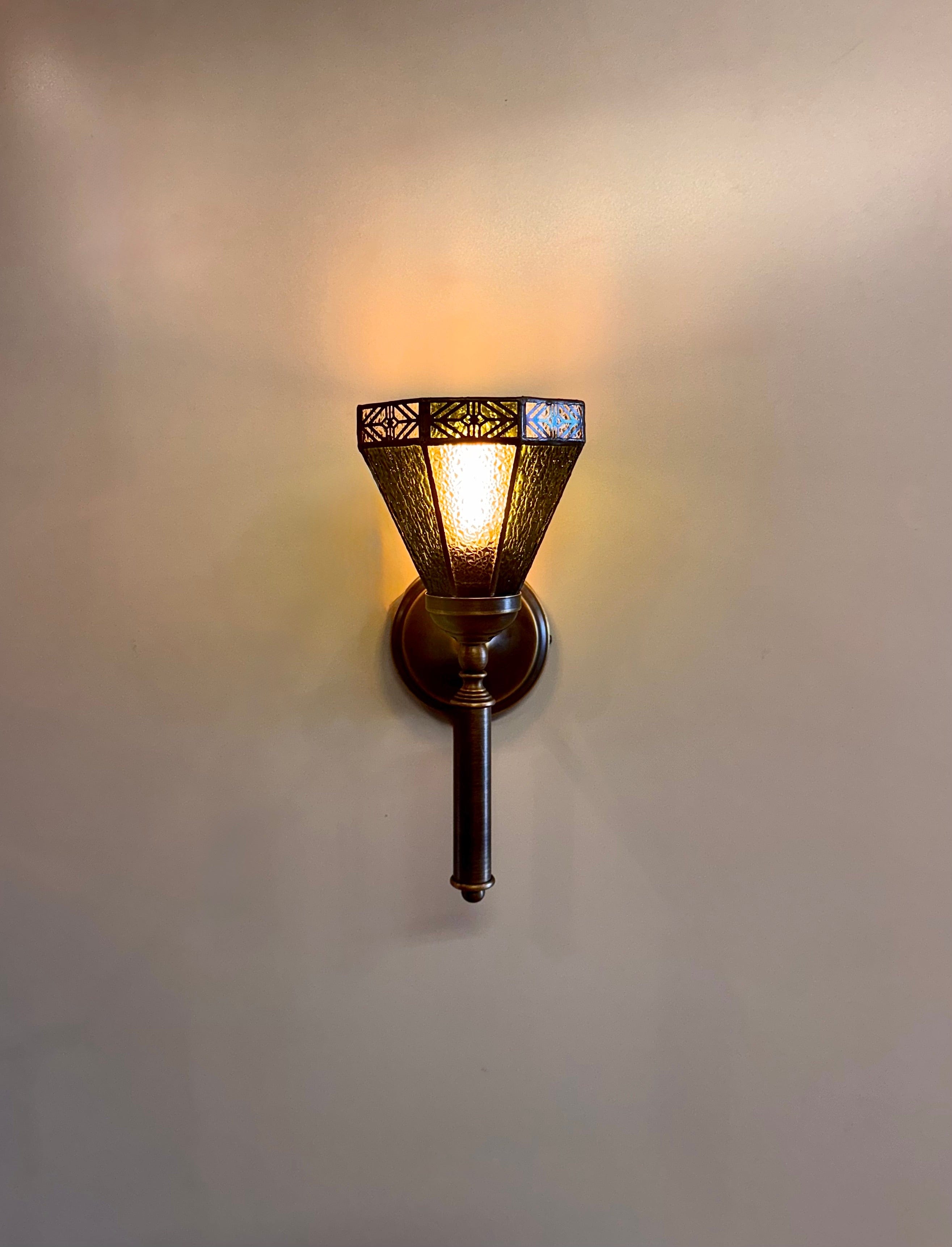 Arel Lighting CAPO I Traditional Stained Glass Wall Sconce