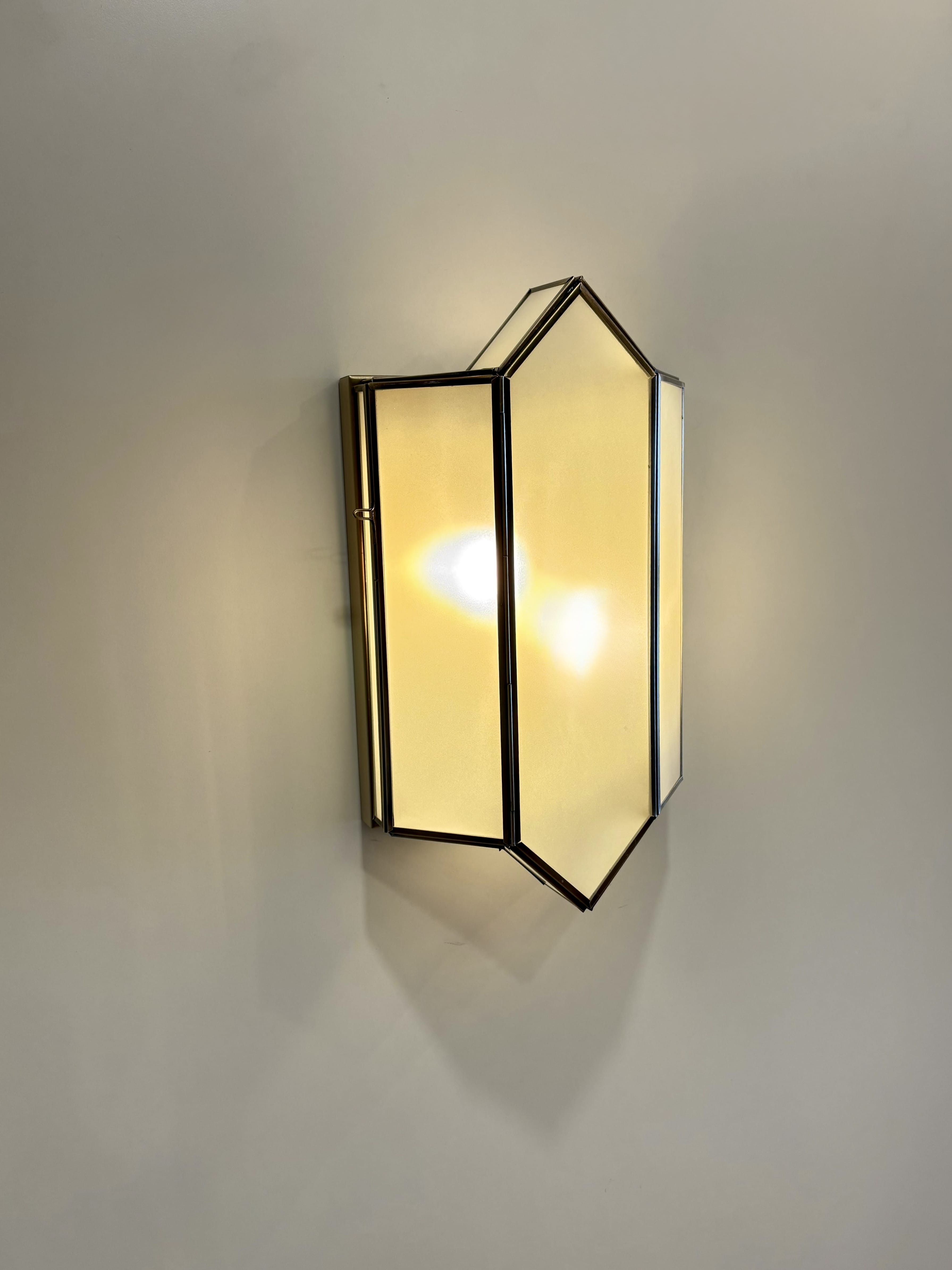 Arel Lighting TUMBA Traditional Brass Wall Sconce