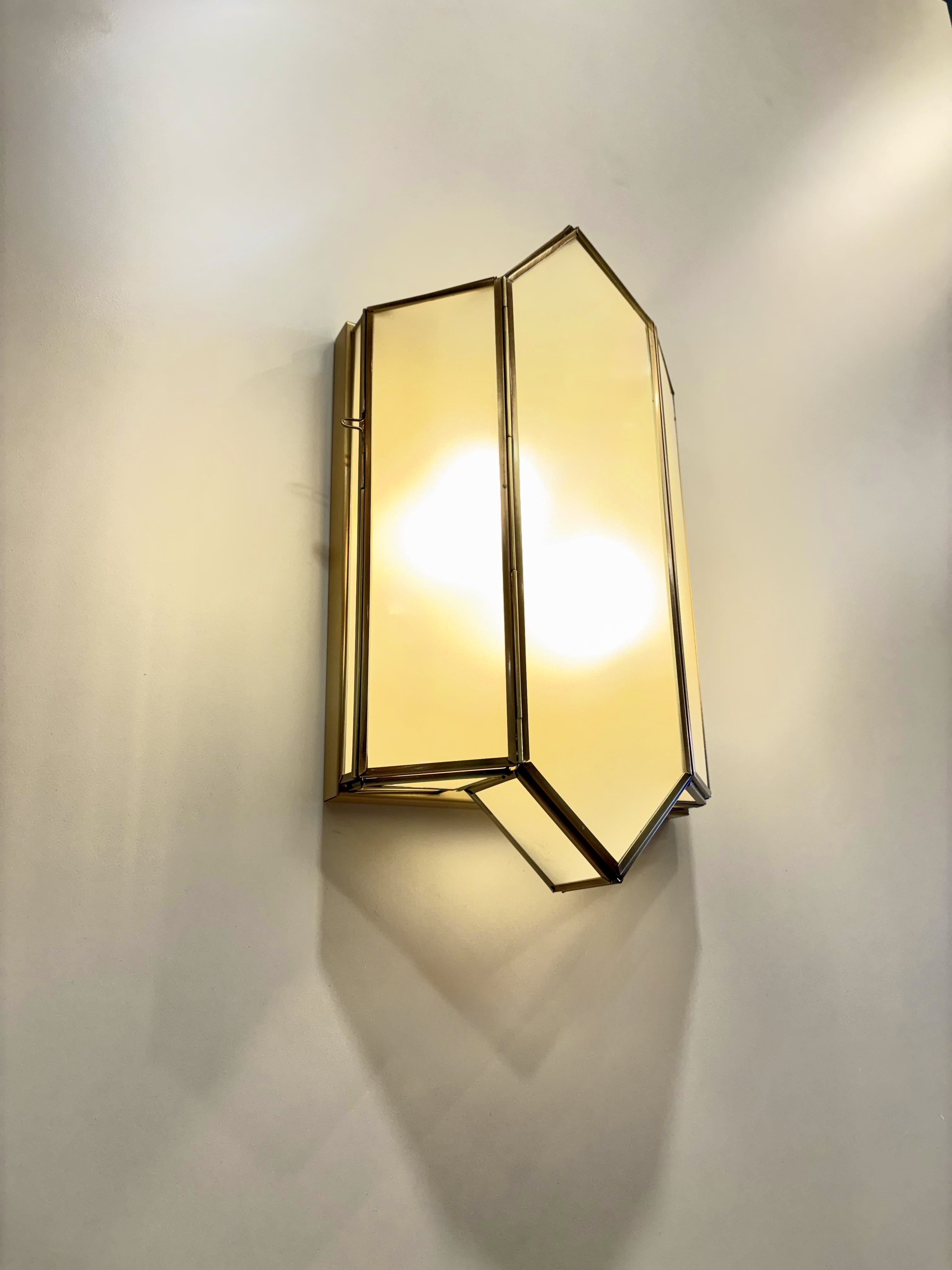 Arel Lighting TUMBA Traditional Brass Wall Sconce