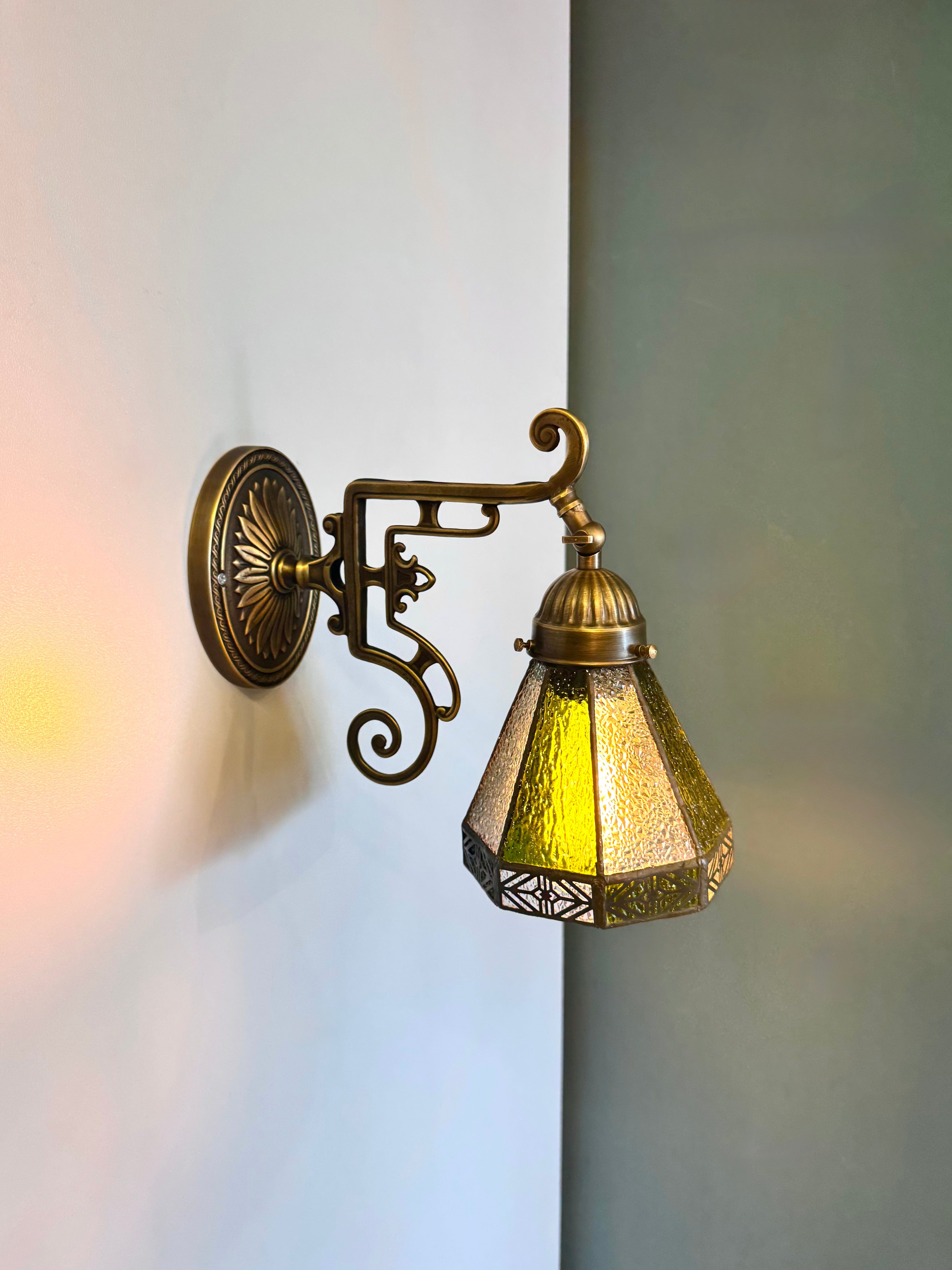 Arel Lighting WELZ I Traditional Stained Glass Wall Sconce