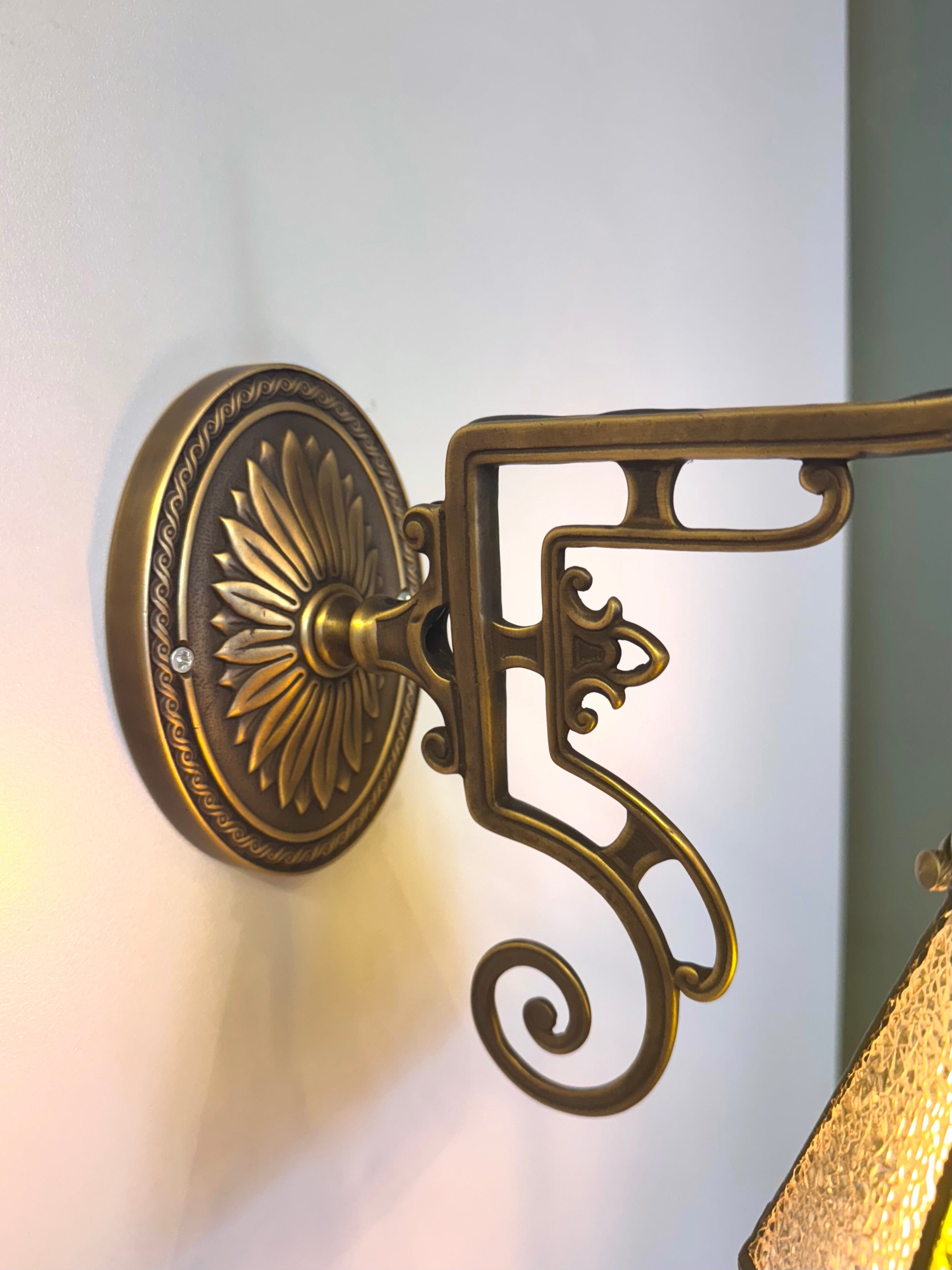 Arel Lighting WELZ I Traditional Stained Glass Wall Sconce