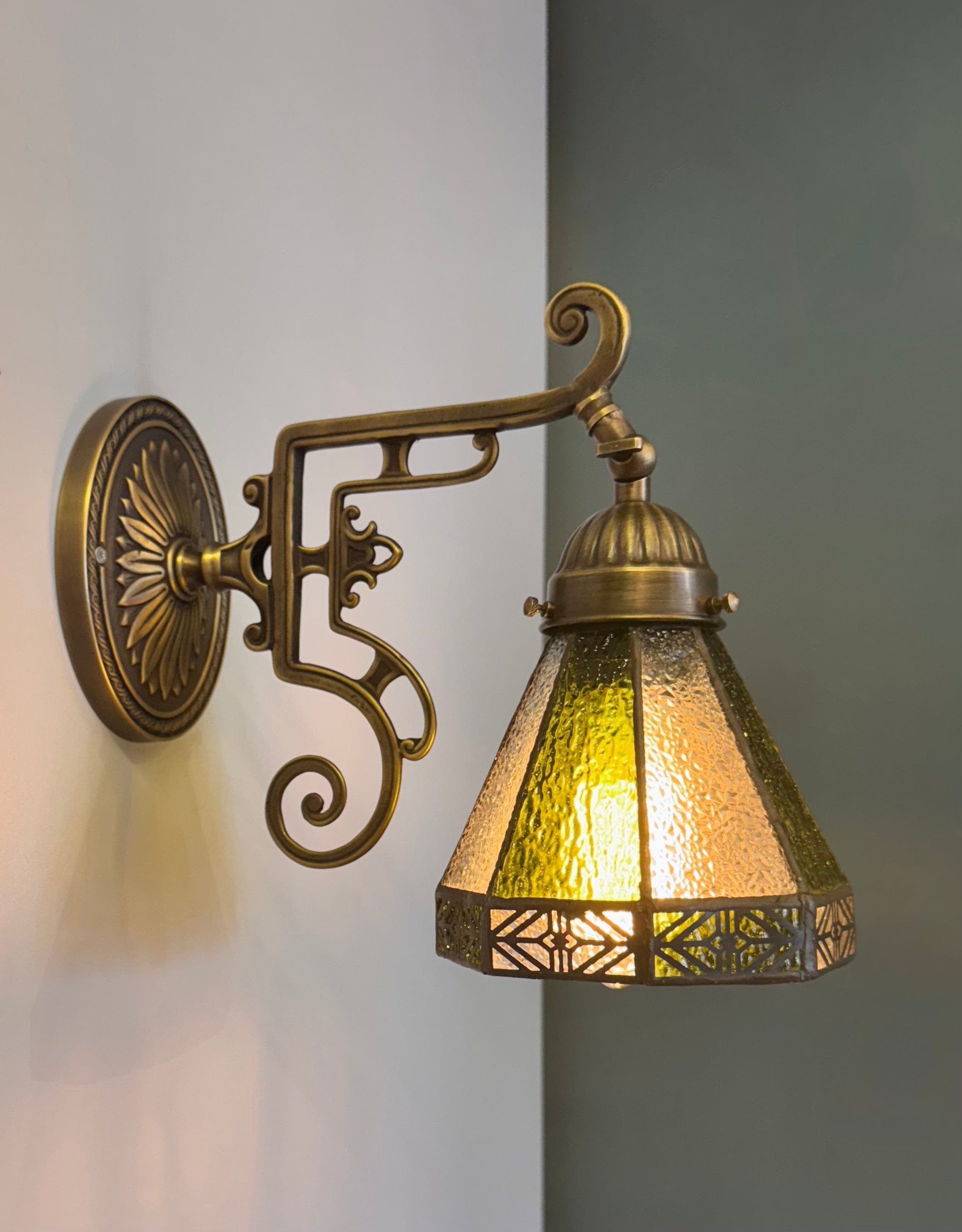 Arel Lighting WELZ I Traditional Stained Glass Wall Sconce