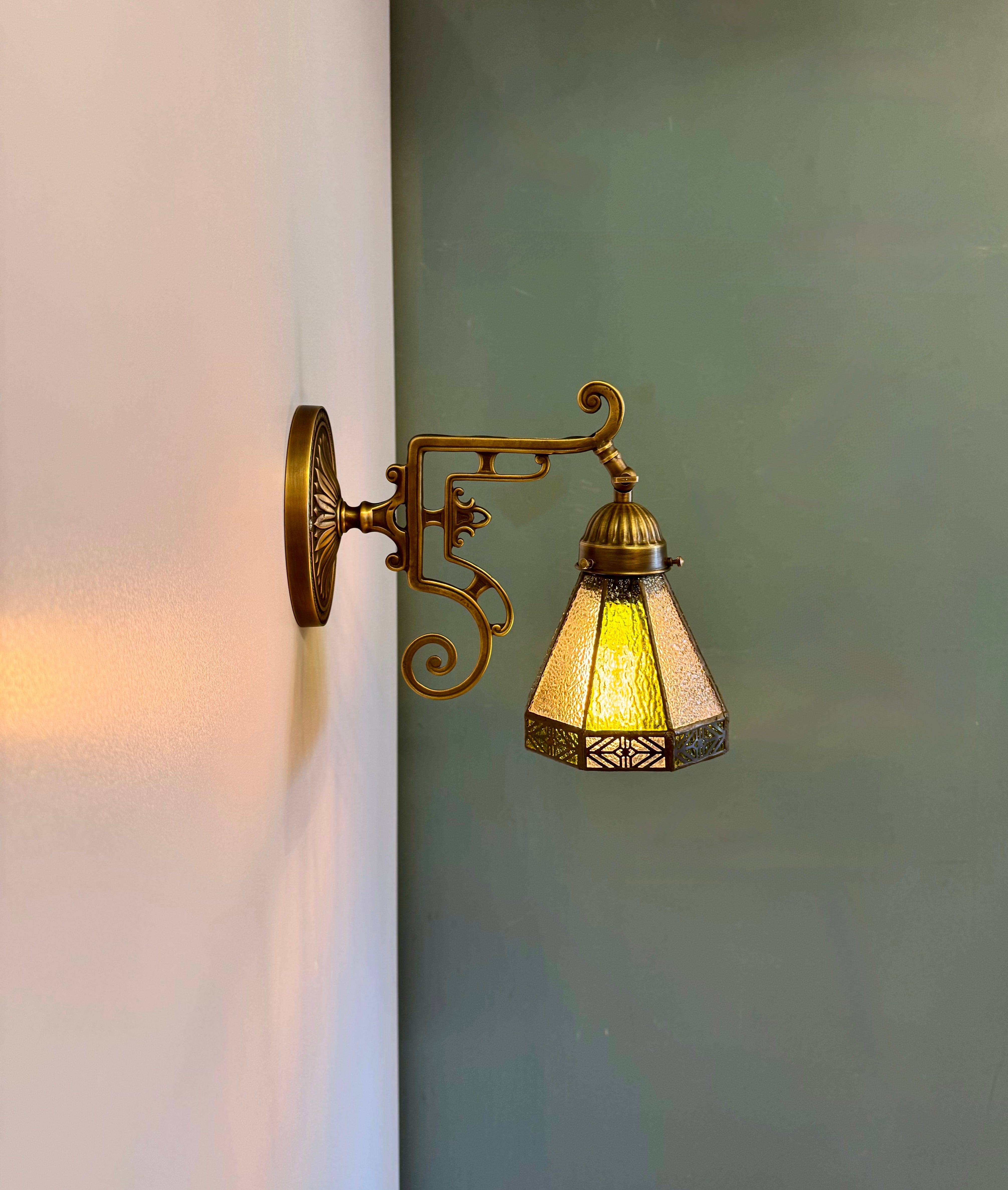 Arel Lighting WELZ I Traditional Stained Glass Wall Sconce