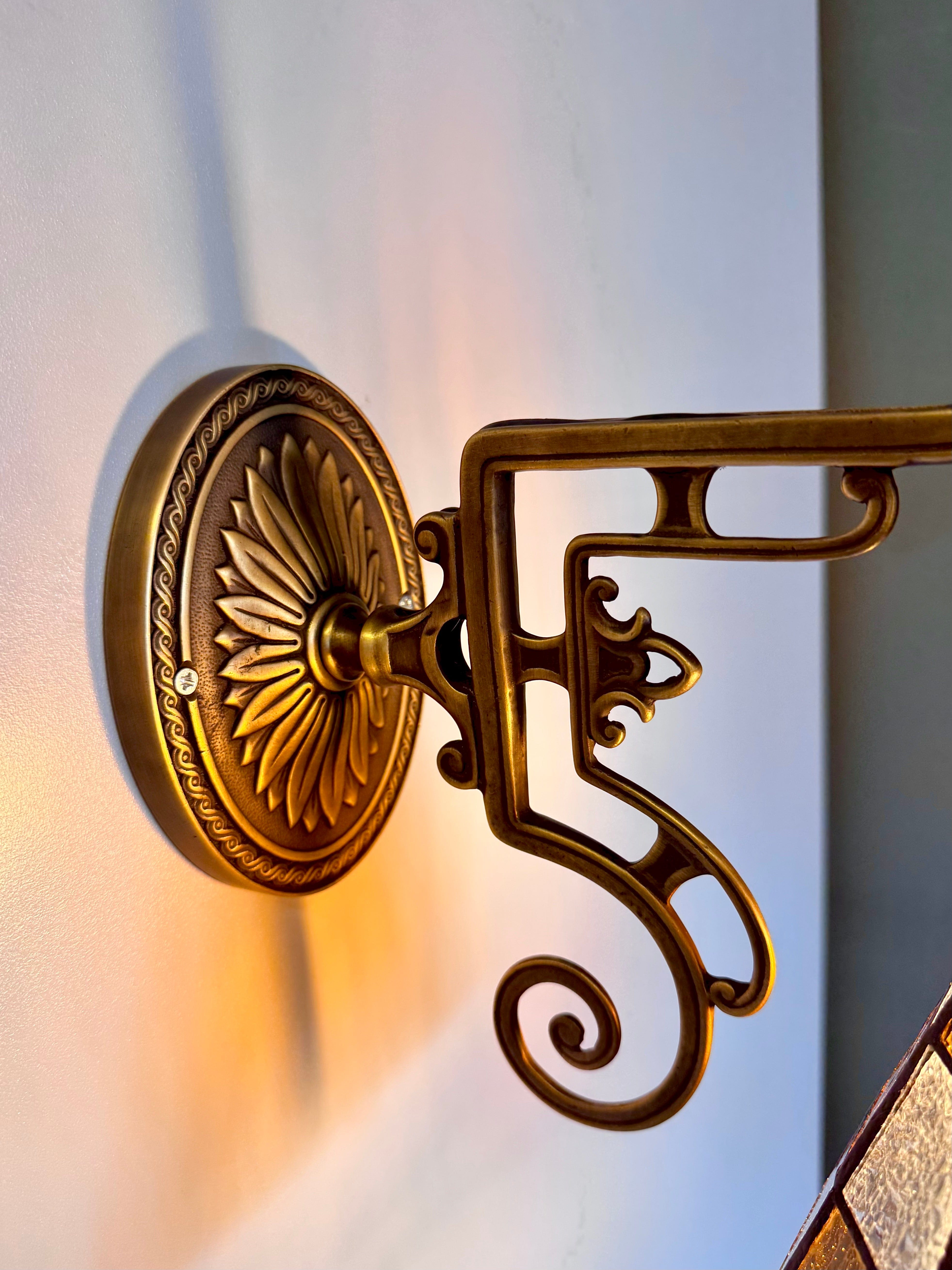 Arel Lighting WELZ II Traditional Stained Glass Wall Sconce