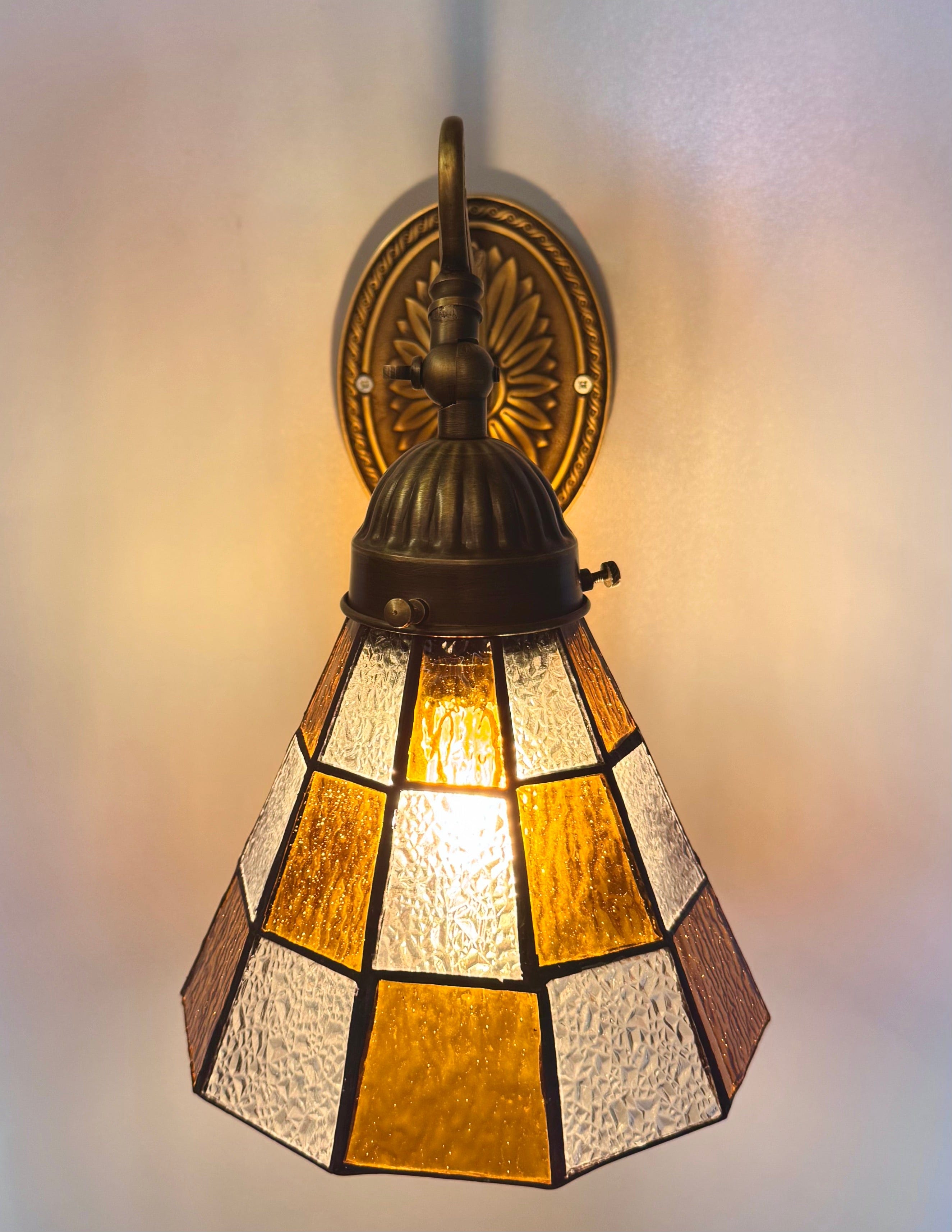 Arel Lighting WELZ II Traditional Stained Glass Wall Sconce