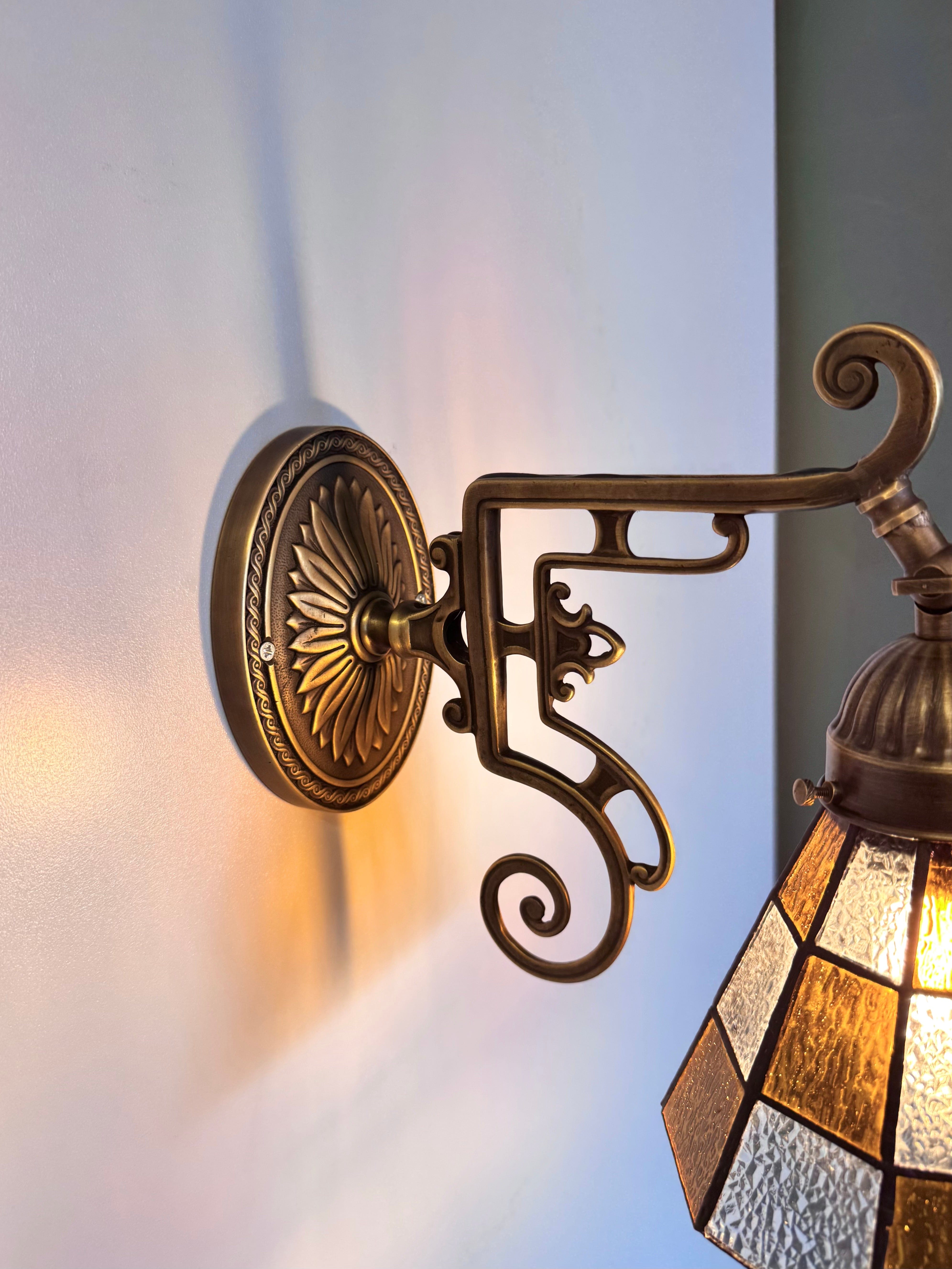 Arel Lighting WELZ II Traditional Stained Glass Wall Sconce