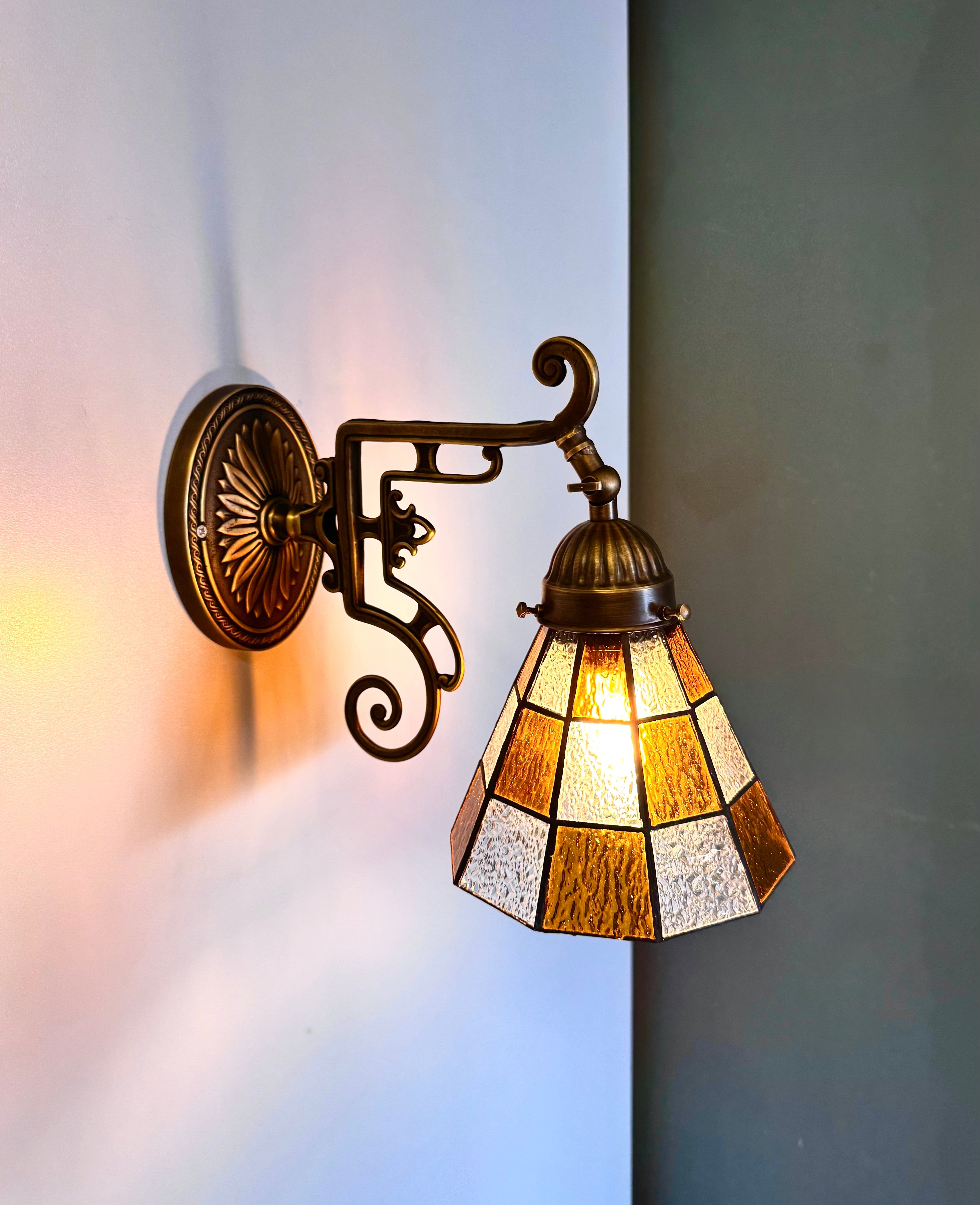 Arel Lighting WELZ II Traditional Stained Glass Wall Sconce