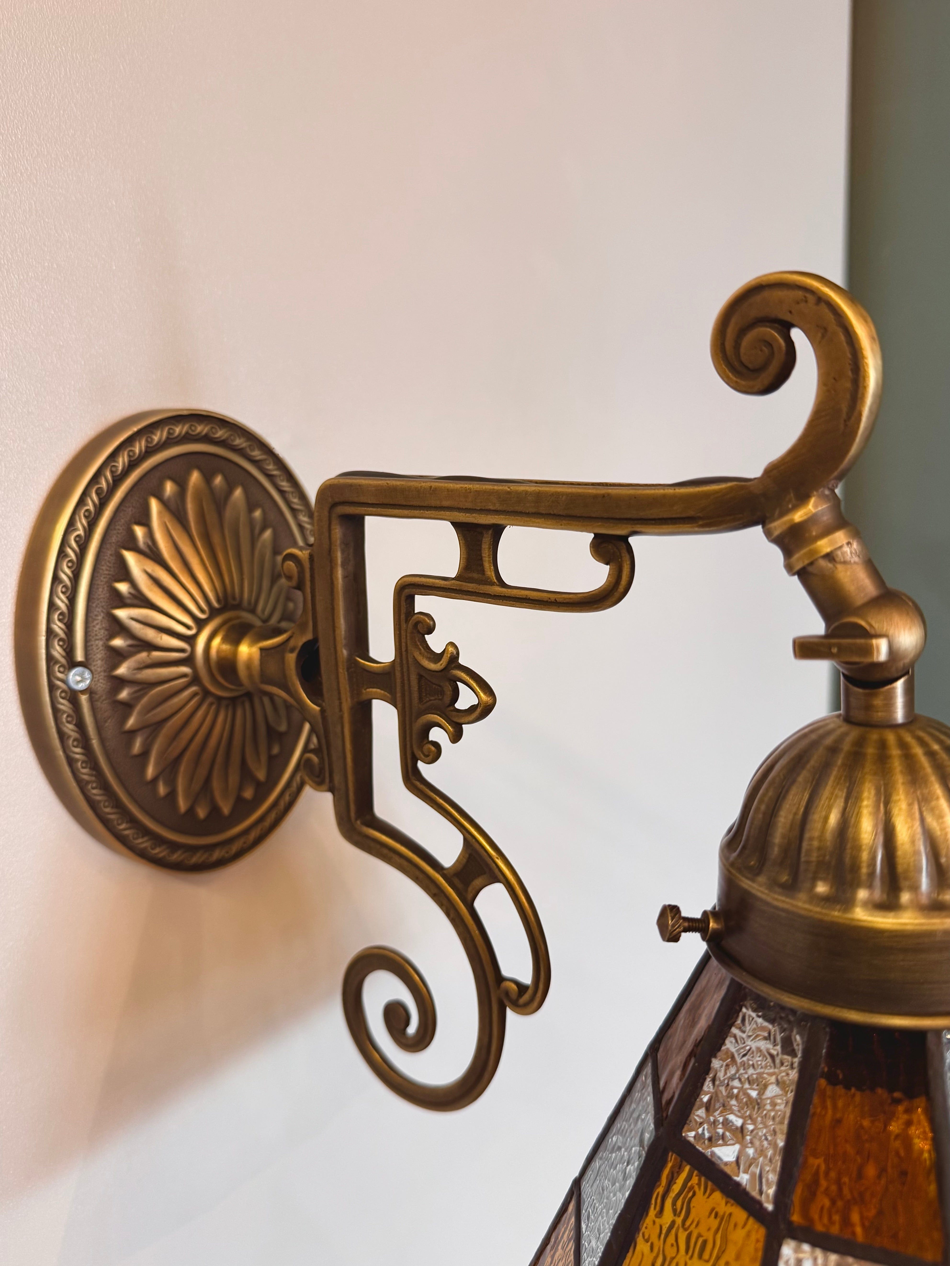 Arel Lighting WELZ II Traditional Stained Glass Wall Sconce