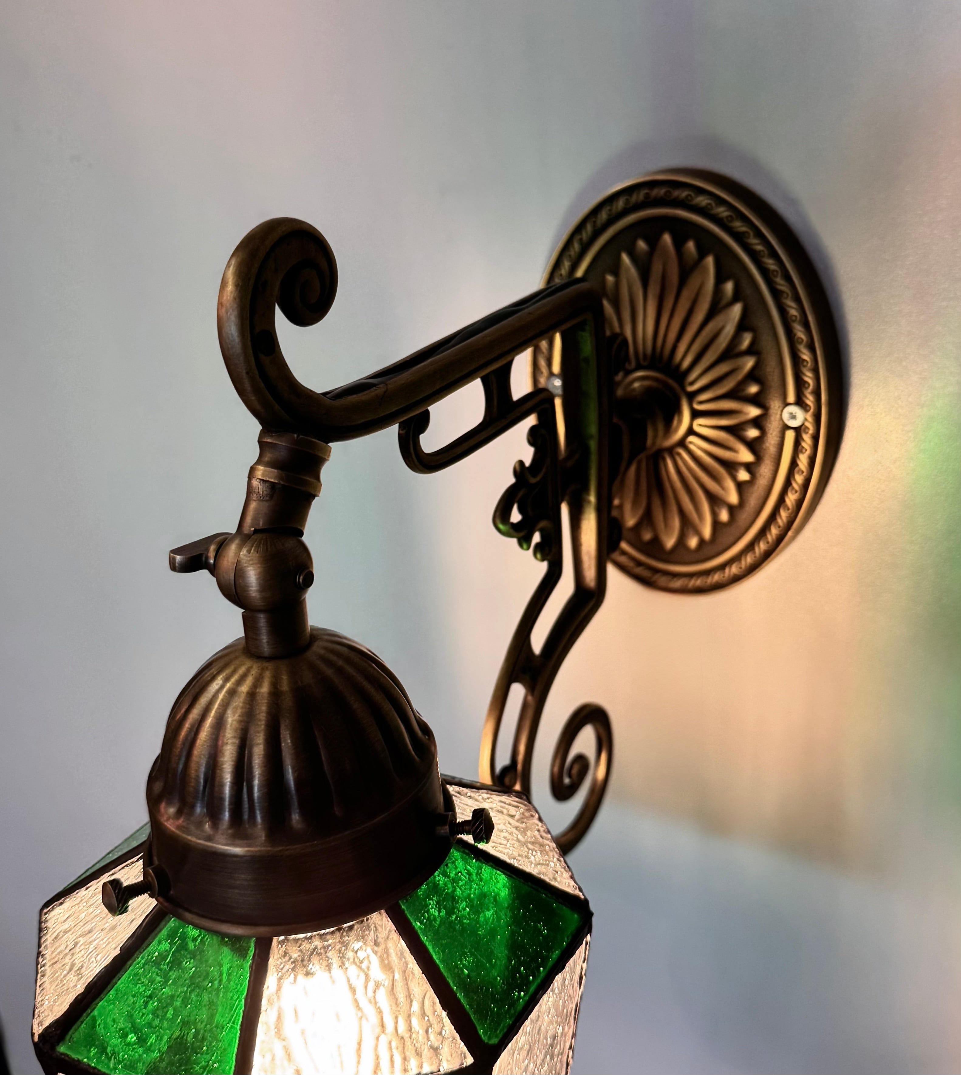 Arel Lighting WELZ III Traditional Stained Glass Wall Sconce