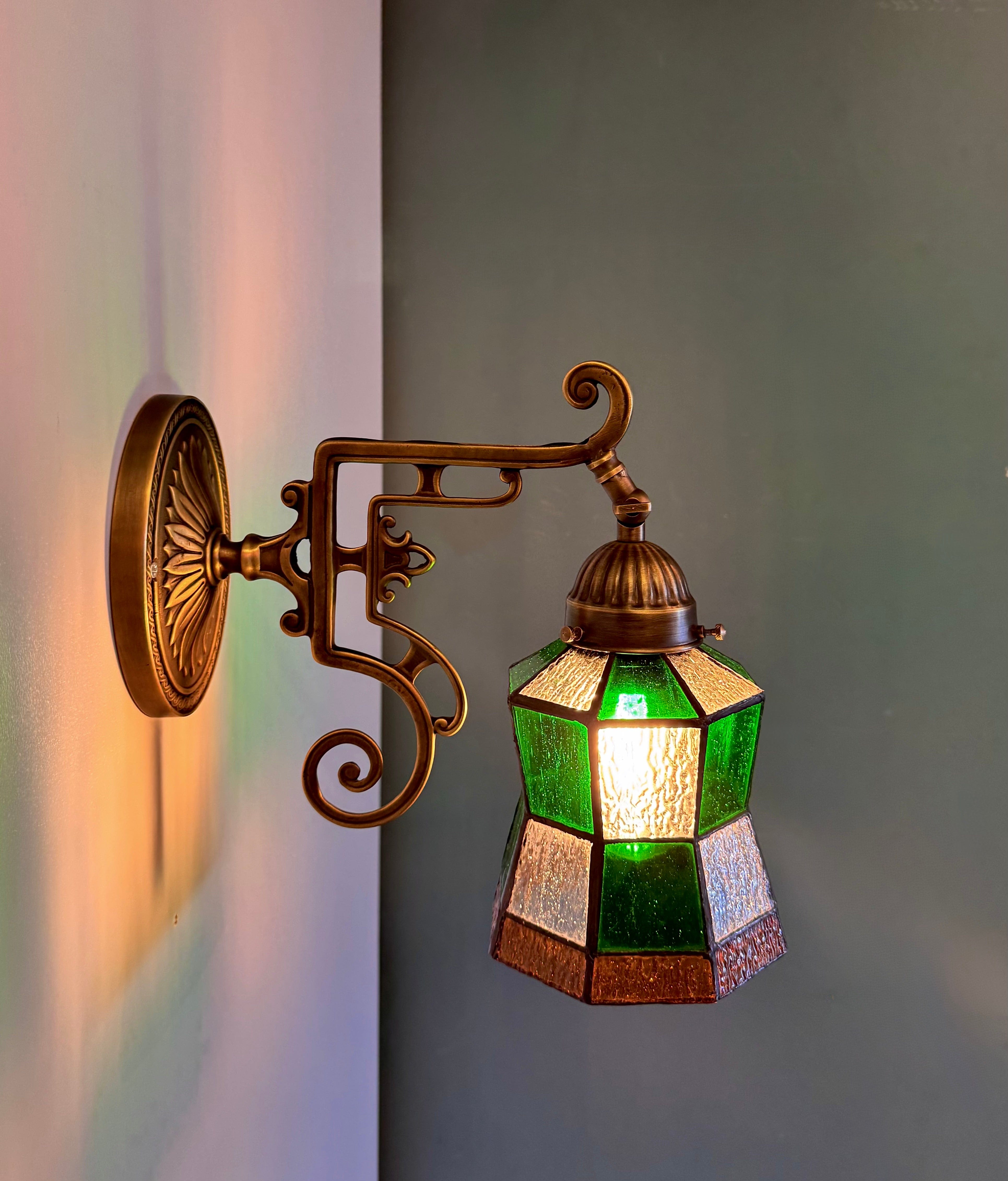 Arel Lighting WELZ III Traditional Stained Glass Wall Sconce