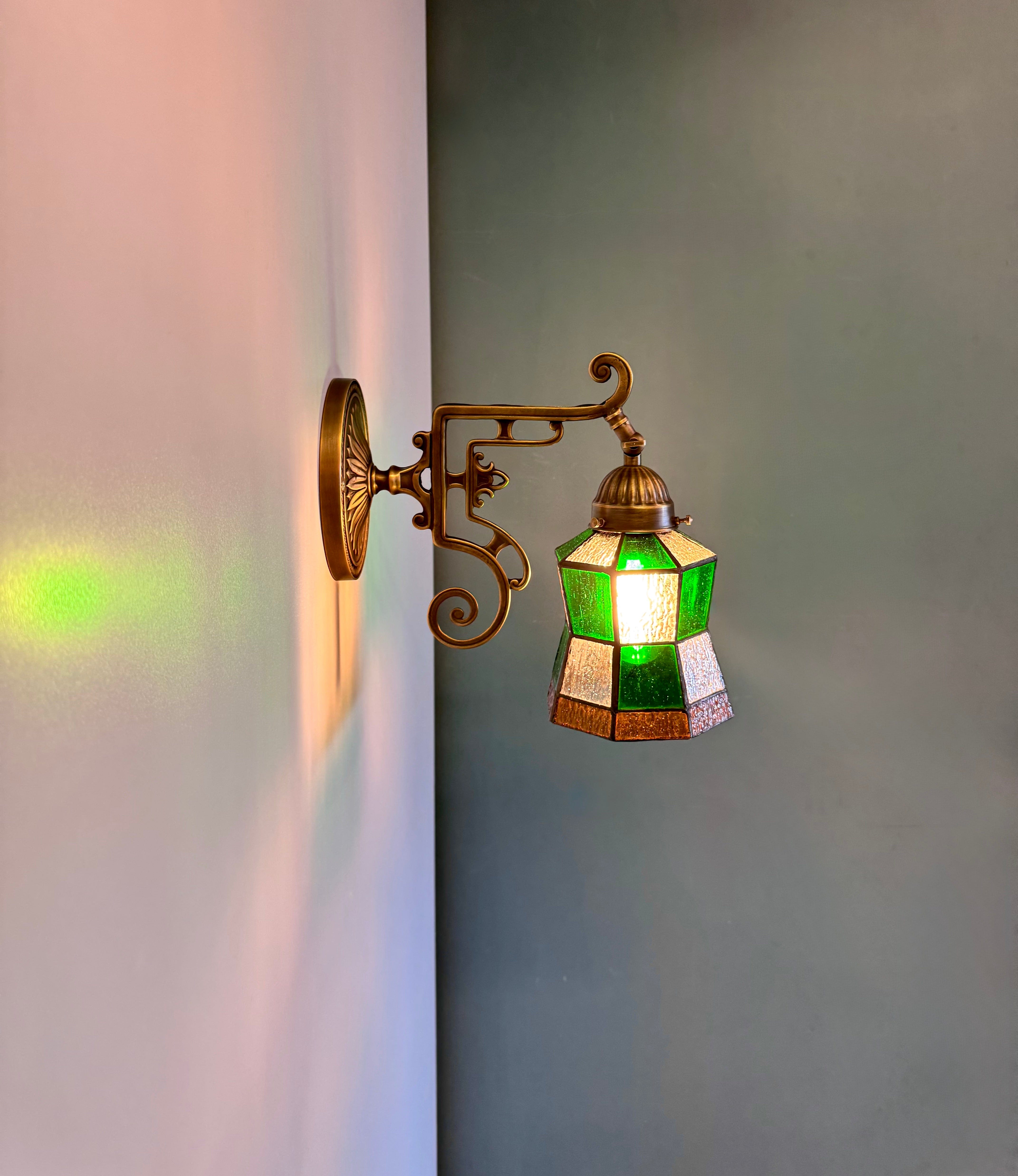 Arel Lighting WELZ III Traditional Stained Glass Wall Sconce