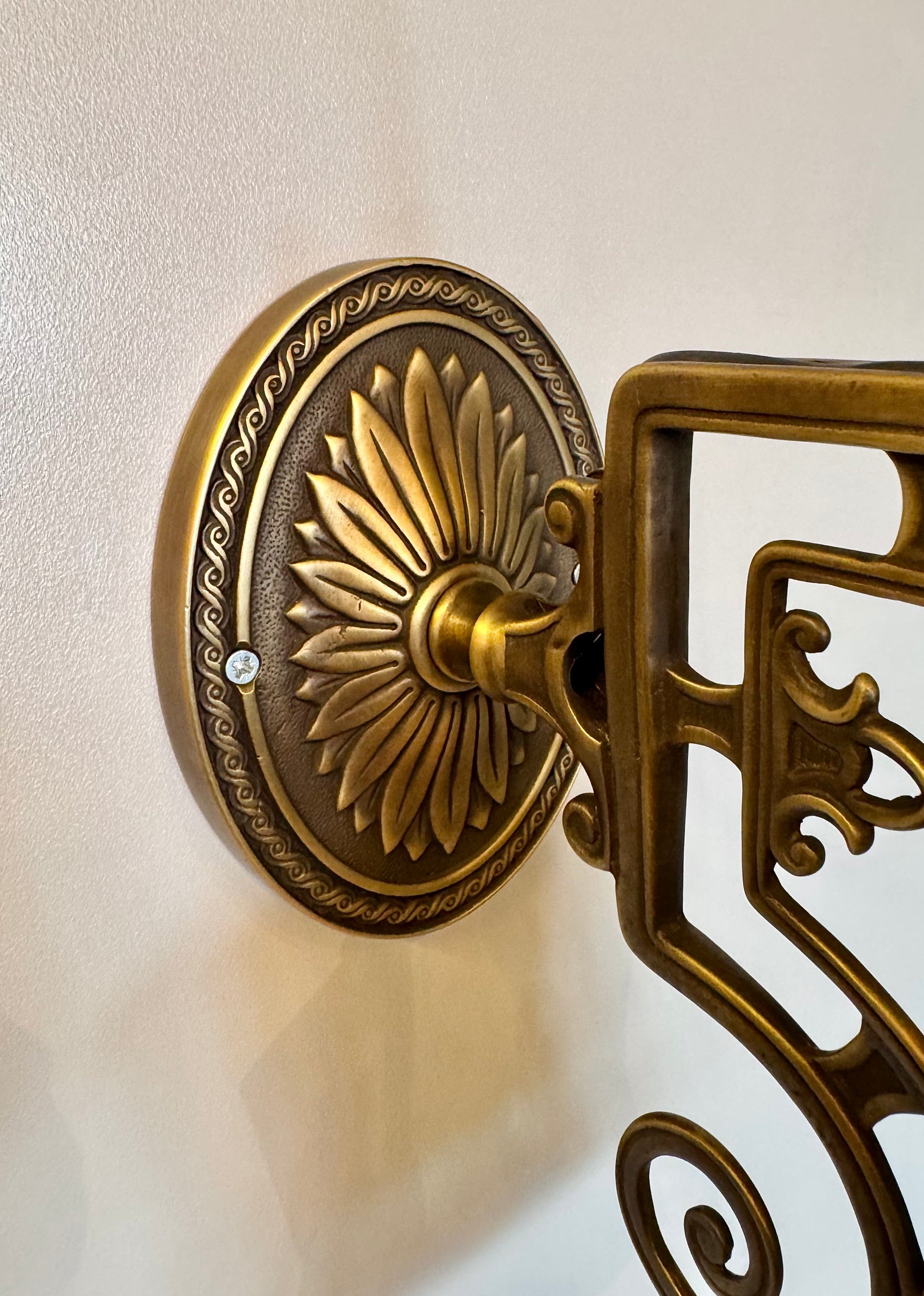 Arel Lighting WELZ III Traditional Stained Glass Wall Sconce