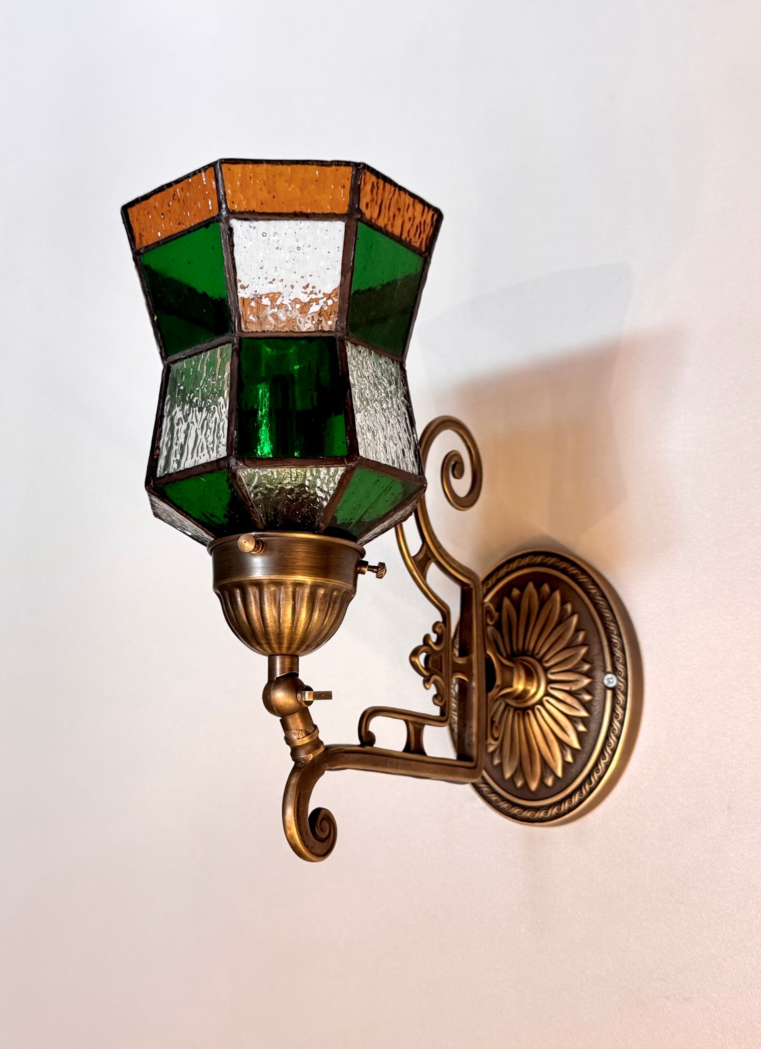Arel Lighting WELZ III Traditional Stained Glass Wall Sconce
