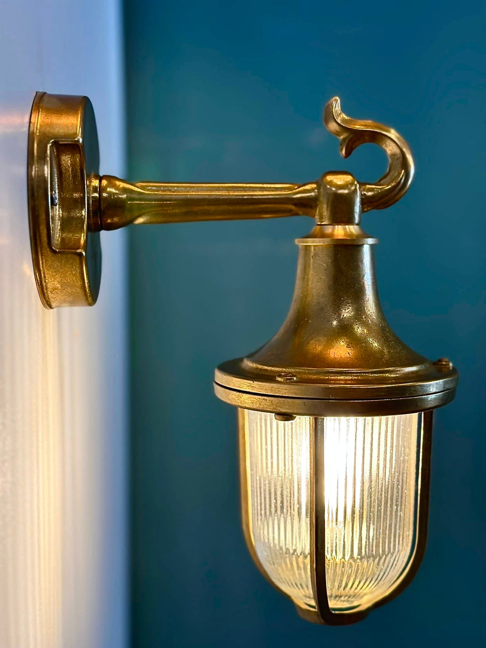 Nautical Sconce Outdoor lighting made of brass material and casted glass